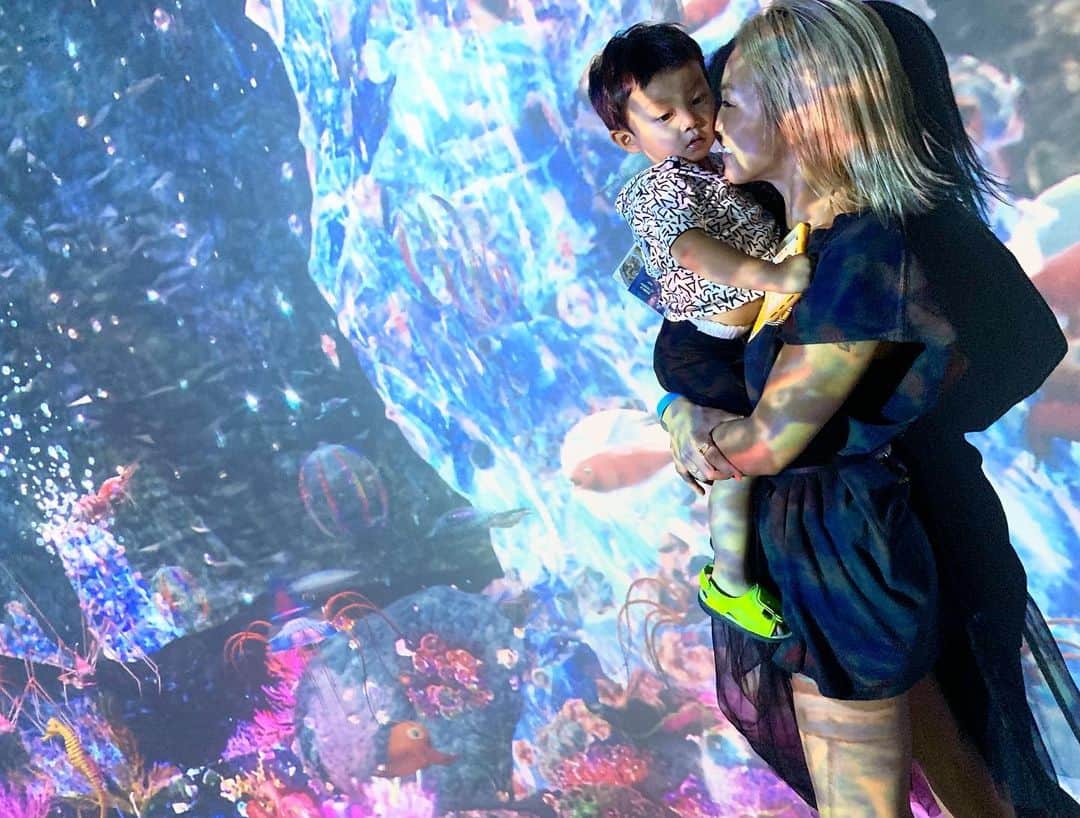 Nazukiのインスタグラム：「先週オープンした横浜アソビルにある光の深海展‼️‼️‼️ プレオープンに遊びに行きました✌🏻 海底600mの中というテーマで、砂浜もあり綺麗で子供ら大人まで楽しめるテーマパーク👏🏻👏🏻👏🏻 レンも刺激的だったみたいで、暗闇は怖がっていたけど、きれいねーって話してました😭  横浜駅直結アソビル、ほんと雨でも楽しめるビルだから、子連れには最高だよ✨  光の深海展は期間限定来年1月までたから、是非✌🏻 #光の深海展 #アソビル #oceanbynaked  #子連れ #遊び場」