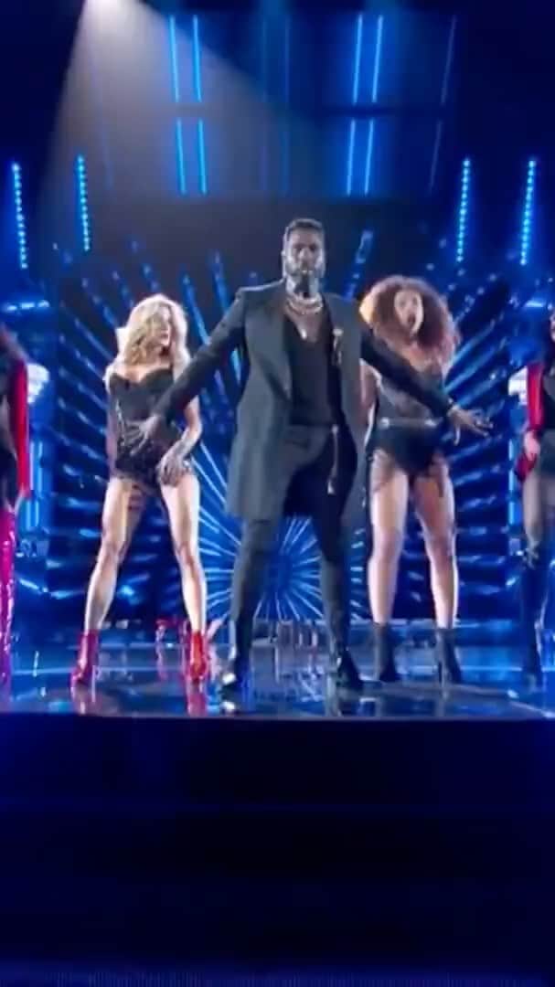 ジェイソン・デルーロのインスタグラム：「First time performing “MAMACITA” live with my boy Farruko at the Latin AMAs 2019」