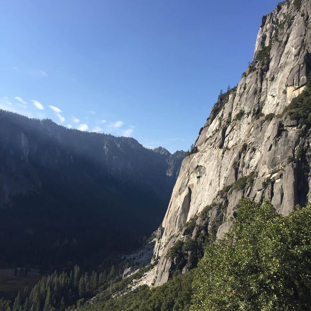 ゾーイ・クラークさんのインスタグラム写真 - (ゾーイ・クラークInstagram)「Day 2 Yosemite⛰  #yosemite #yosemitepoint #upperyosemitefalls #yosemitenationalpark #mountains #hills #views #hiking #vacation #california #californiaadventure」10月18日 22時27分 - zoey.f.clark