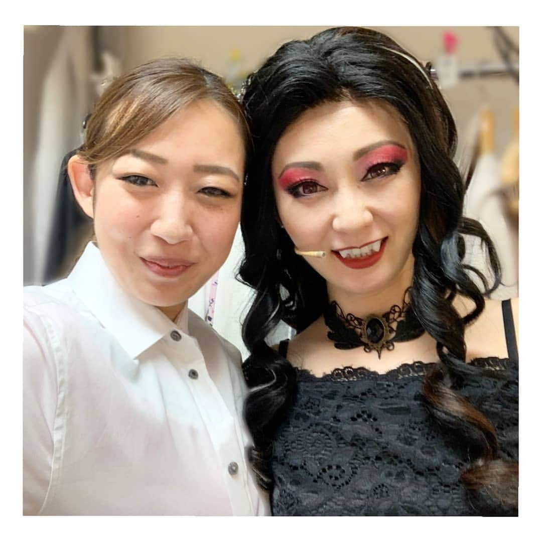 風花舞さんのインスタグラム写真 - (風花舞Instagram)「DAWN DAWGS。 皆が撮ってくれた写真たち。 1️⃣yoshi.くん。ちなみにyoshi.くんと私、どこで絡んでいたか、わかりましたか？結構ガッツリ絡んでいたのだけどねー😂 2️⃣まゆちゃん稽古場3️⃣本番。使用前使用後の写真みたい😁女の子らしい女の子。私に標準装備されていないものを沢山持っていて羨ましい😂 稽古場で初めてウィッグをつけて衣装を着た私🧛を見て「わ～❤️噛んでくださ～い♪」と、テテテーﾂと寄ってきた姿が可愛かったです。 4️⃣レイちゃん。ダンスの振付もして大忙しなのにいつも明るくテンション高い⤴️レイちゃんも可愛らしいのよねー。なんか今回女子皆女の子らしくてキャッキャしてて可愛いわぁ。…はっ👀！若いからかっ！ 5️⃣fugaくん。宝塚の男役さんみたいな綺麗男子。紫の髪色も似合ってて。パルクール凄かったですよねぇ。お話しすると若いのにとてもしっかりしている人。人間性と年齢は比例しないのね☝️若くてもしっかりしている人もあればその逆も然り。そして見た目よりも＜やっぱり中身。ホント。 ちなみに私も白髪のおばあちゃんになったら、薄紫色に染めるのが夢なのよ。だから少しずつ白髪になるんじゃなくて、一気に全部白髪にならないかなーって思ってる😏 6️⃣アダムスファミリーではありません。主水さんはお芝居をする上で意思の疎通がとれる人、才川くんは天真爛漫、フリッツそのもの(褒めてます)😂美音ちゃんは一番若いのに冷静な人😂  #DAWNDAWGS#yoshi.くん#mayuちゃん#タジマレイちゃん#fugaくん#鵜飼主水さん#才川コージくん#矢島美音ちゃん#風花舞」10月18日 22時21分 - kazahanamai_official