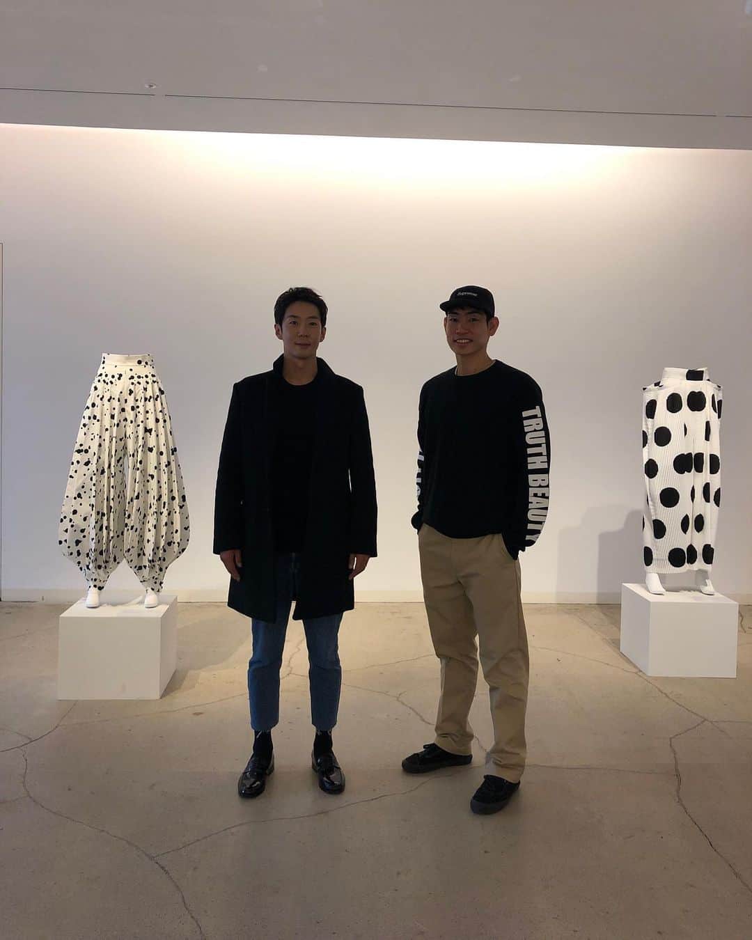 ダリ のインスタグラム：「아름지기 고고백서 기획전시~^^ with @_eintae  우리 @경선누나  전시회 초대 고마워 🙏 작품들 너무 아름답고 멋졌어~!! #아름지기 #고고백서 #koreancostume  #hanbok #pants」