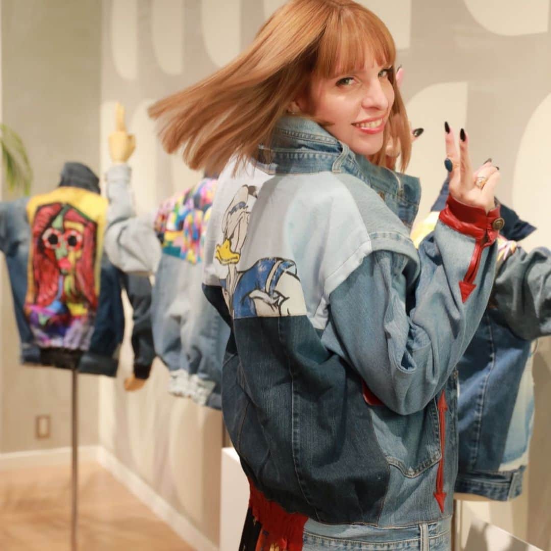 のインスタグラム：「* 👖🎨👖🎨👖💚🧡💛❤️💜🖤💚💛❤️💓💖💟🎥 Desigual Store@原宿に行ってきました🌛💫⚡️🌈 10/19&10/20の2日間でスペシャルイベントを開催するんだって😍✨✨ なんと…アイコニックジャケットご購入者様は、日本人アーティストによるアートイベントカスタマイズを受けられますよーって👖🎨👖🎨🖼💟🎨👖🎀 ぜひ足を運んでみてください🤩♥️ #Desigual #DesigualinBeta#harajyuku#tokyo#love#fashion #原宿 #デニム♡ #髪靡かせちゃって笑 #大好きドナルドダックいた @Desigual」
