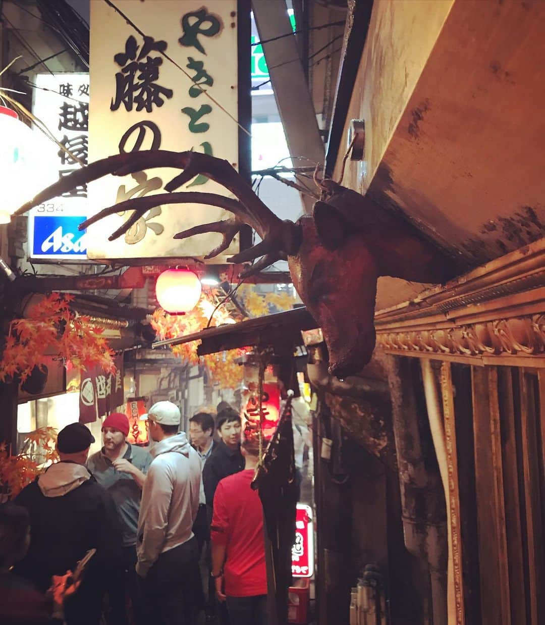 キャシー・リードさんのインスタグラム写真 - (キャシー・リードInstagram)「新宿ゴールデン街 - Shinjuku Golden Gai🍁🏮🍗🍻🤩 #i❤️Tokyo #shinjukugoldengai #explore」10月18日 22時34分 - cmr2070