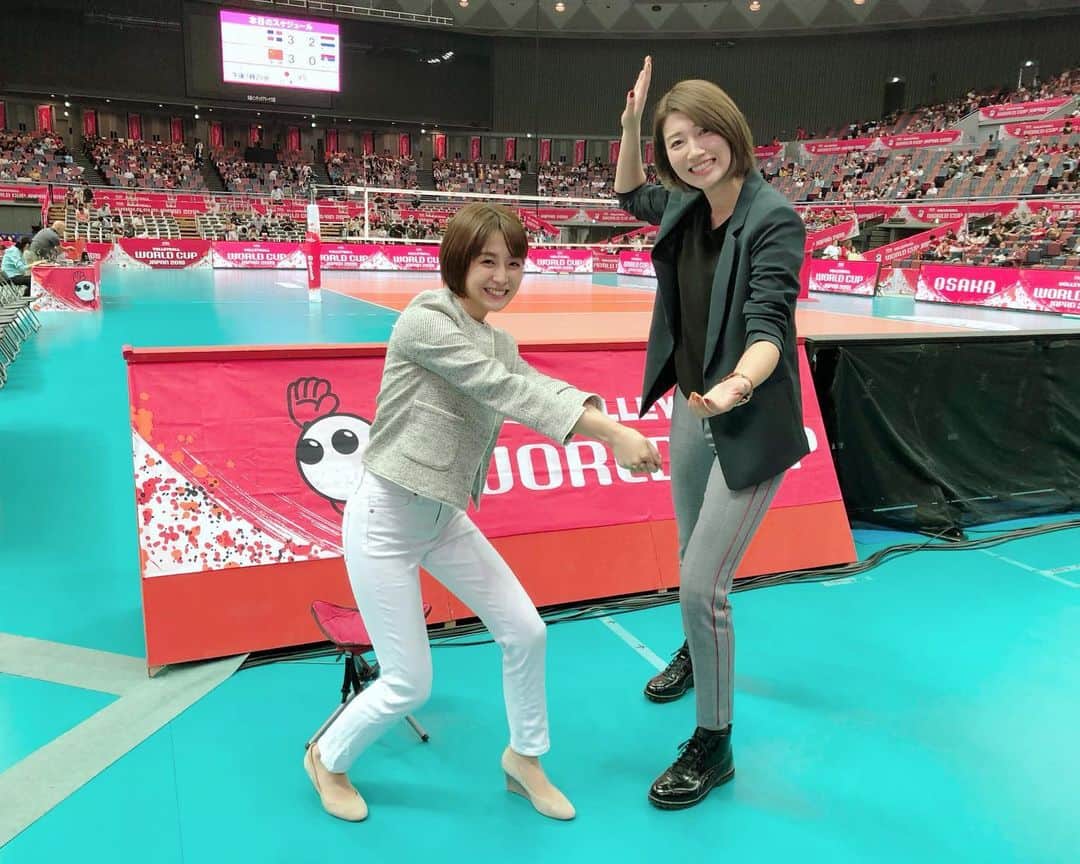 宮司愛海さんのインスタグラム写真 - (宮司愛海Instagram)「すこし日が経ちましたが... #ワールドカップバレー 閉幕しました！ 女子・男子大会の日本戦全試合を中継・取材させていただいた１ヶ月間。 それだけの期間同じ競技を取材できることはなかなか無く、本当に貴重な１ヶ月間でした。 毎試合、観戦して、試合後に選手の皆さんの声を伺って、と繰り返すうちにバレーの魅力や奥深さに惹かれていき...いつのまにかもっと知りたい、そしてそれをもっと伝えていきたいと感じるようになっていました。 どんなことでも分かりやすく教えてくださった解説者の皆さまのおかげでもあります。ありがとうございます☺️ まわりにこれだけの方々がいる環境の、なんとしあわせなことか😢 . そしてなによりも選手のみなさん、ハードな日程本当にお疲れ様でした。 休む暇もなくという感じですが....バレーボールの国内リーグ、Vリーグも女子はすでに開幕しています！(男子は26日！)この大会でバレーに興味を持った方もぜひ！ 生で観てみてください☺️ . #ワールドカップバレー #火の鳥NIPPON #龍神NIPPON #Vリーグはバレーだよ #1枚目の写真の豪華なこと涙 #ど真ん中に図々しくすみません涙 #一生大切にする一枚です #カメラマン坂本さん #ありがとうございます #迫田さん #川合さん #写真撮り忘れて涙😭  バレーの投稿まだ続きます...」10月18日 22時39分 - manami_miyaji