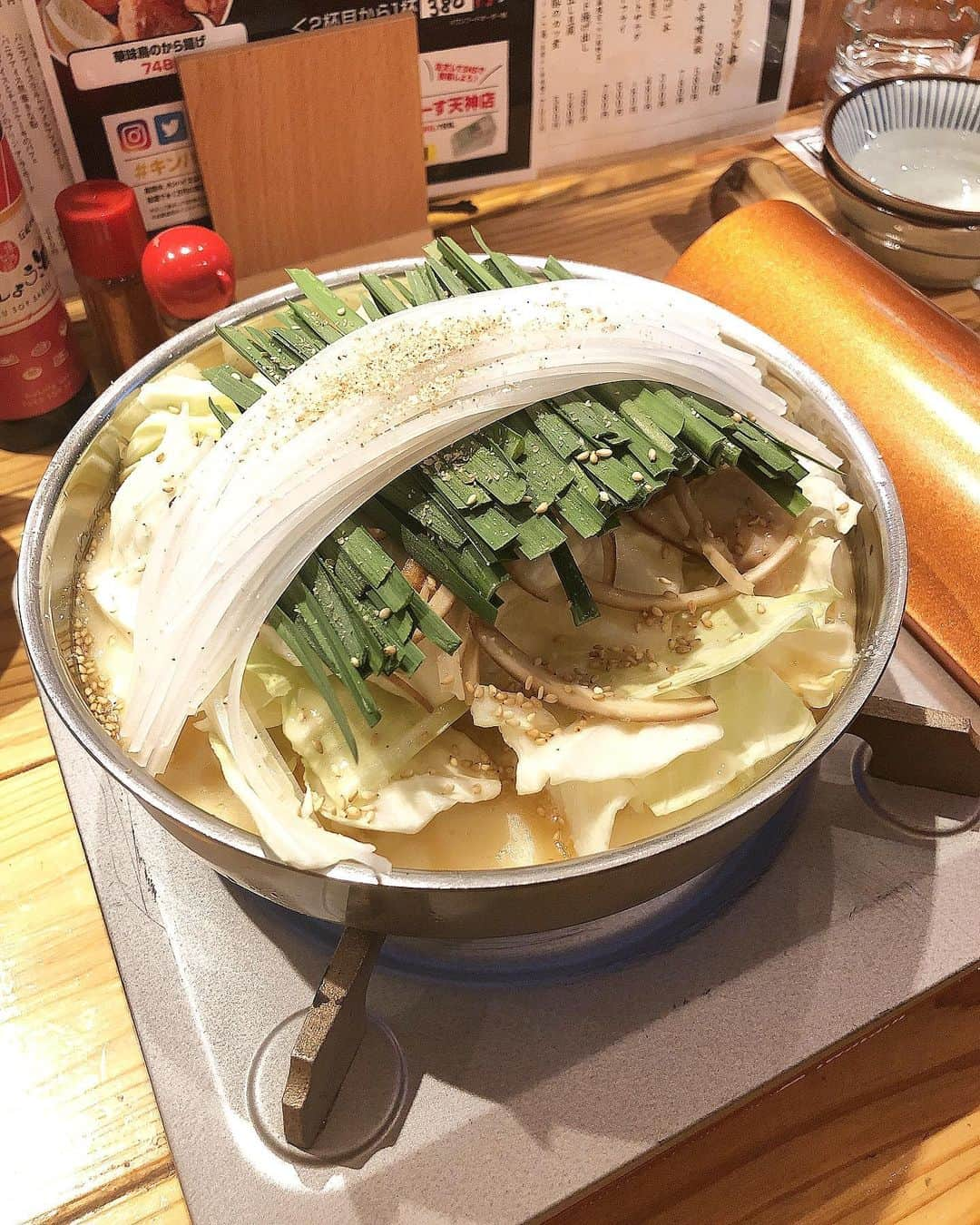 みきママさんのインスタグラム写真 - (みきママInstagram)「【福岡で晩ご飯です！】. . . . . 雨だったので、岩田屋近くの居酒屋さんに行きました〜！！. . . . . もうめちゃくちゃ美味しいです！！. . . . . バーニャカウダは食べ放題、. . もつ鍋は白味噌がきいててやみつきになるし、. . ゴマサバとゴマカンパチは胡麻だれでめちゃうまだし、 . 鶏の刺身は醤油が甘口で新鮮でめちゃうまでした！！. . . . . 飲みすぎました🍺🍺🍺🍺. . . . . #焼き鳥のえーす #もつ鍋 #ごまさば #ビール #福岡」10月18日 22時53分 - mikimama_official