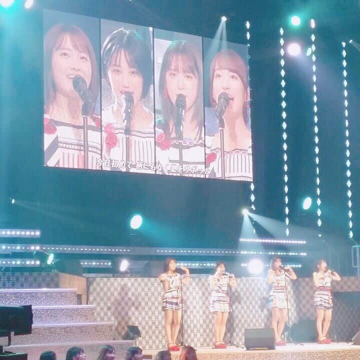 山木梨沙のインスタグラム：「ご報告  いつもカントリー・ガールズを応援してくださってありがとうございます。  カントリー・ガールズは、 12月26日 LINE CUBE SHIBUYAでのコンサートをもって、活動を休止いたします。  そして私は、ハロー！プロジェクト及びカントリー・ガールズ、カレッジ・コスモスを卒業、また、芸能界を引退いたします。  約2年前から私の中で漠然と「卒業」と言う言葉が浮かび始めていました。  たくさんの先輩や仲間たちが卒業したこと、 自分を取り巻く環境が変わったこと、 そして20歳を過ぎ、「大人」として見られる機会が増えたことで、 より将来について深く考えるようになりました。  芸能界に入りたかったわけでも アイドルになりたかったわけでもなく ハロプロに入りたかった私にとって、 ハロプロを卒業することは、この世界を卒業することと同義でした。  そこでこの気持ちをカントリー・ガールズのメンバーに話したときには、 みんなも違う将来を見つめていました。  メンバー間でも何度も話し合い、 そしてそれぞれが会社の方とお話しして、 カントリー・ガールズの時を一度止めることにしました。  カントリー・ガールズが大好きで、 カントリー・ガールズのメンバーが大好きで。  こんなにも素敵な仲間に出会えると思っていませんでした。  カントリー・ガールズとともに過ごした5年間は、私の中で本当に大きな財産です。  数え切れないほどの思い出ができました。 メンバーとなら何でもできたし、 メンバーとしか出来ないこともありました。  言葉に表せないほど、カントリー・ガールズを愛しています。  ハロプロが好き！という気持ちだけでこの世界に飛び込みましたが、 その世界は私の想像よりはるかに広く、困難で、でもとても魅力的なものでした。  歌やダンスはもちろんですが、 パーソナルな部分まで見て応援してもらえる「アイドル」という形。  そのおかげで私は変わることができたし、 成長することができたし、 自信をもらえました。  そうやって充実した5年間を送れたのは、 他でもないファンの皆さんのおかげです。  イベントに来てくれる方 お手紙やコメントをくださる方 ラジオや雑誌を欠かさず見てくれる方  応援のかたちは人それぞれですが 私はそのすべてに支えられてきました。  たくさんのアイドルがいる中で、 私を見つけて応援してくれた人がいたという事実が1番の宝物で自信です。 本当に、ありがとうございます。  この「5年間の活動を経て変われた自分」で様々なことに挑戦し、 そしてさらに成長するために、 この世界を卒業することに決めました。  これからは新たな世界で、 より人間力を高め 人として愛されるような 愛のある人間になっていきたいです。  残された時間は約2ヶ月と短くはありますが、 それまで全力で4人で駆け抜けていきたいと思います。  最後まで、山木梨沙、そしてカントリー・ガールズの応援をよろしくお願いします。  #country_girls #山木梨沙」