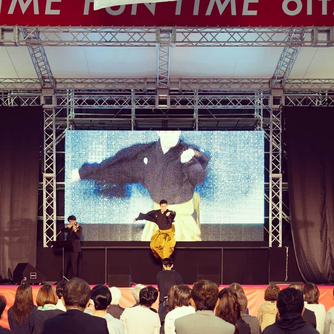 梅川壱ノ介（舞踊家）のインスタグラム：「ℝ𝕦𝕘𝕓𝕪 𝕎𝕠𝕣𝕝𝕕 ℂ𝕦𝕡 𝟚𝟘𝟙𝟡 ￣￣￣￣￣￣￣￣￣￣￣￣￣￣￣￣￣￣￣￣￣ 初お披露目の2CELLOSの《影武者》。 .テンポ感、躍動感、全てを新しく、、、 .無事に終えることができ、ホッと致しました。 . .早速、来年のツアーの演目に加わりました！  #梅川壱ノ介  #祝祭の広場  #新作 #お披露目 #日本舞踊 #ラグビーワールドカップ」