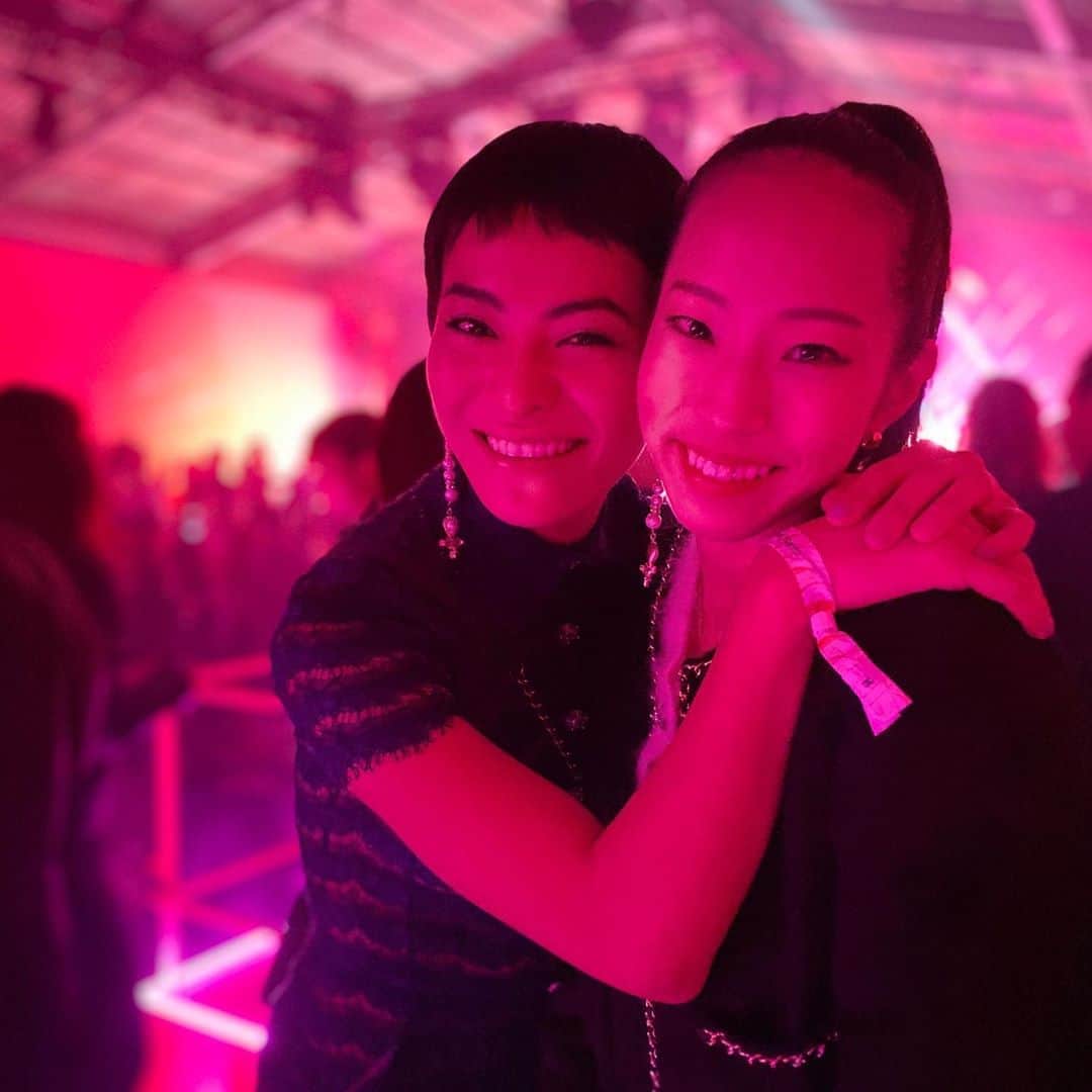 野口啓代のインスタグラム：「She is my ideal♡* * * CHANELのパーティーって、芸能人の方やモデルさんがいて毎回てんやわんやなんだけど…今回わたしが大好きなダンサーの菅原小春さんに会えたのです!❤️情熱大陸をみて、踊りも表現力も生き方もカッコよくて実はずっと会いたかった人🥺✨そして会ったらますますファンになってしまった•••💘* * * @chanelofficial  #菅原小春  #mademoiselleprive  #シャネルマドモアゼルプリヴェ  #CHANEL」