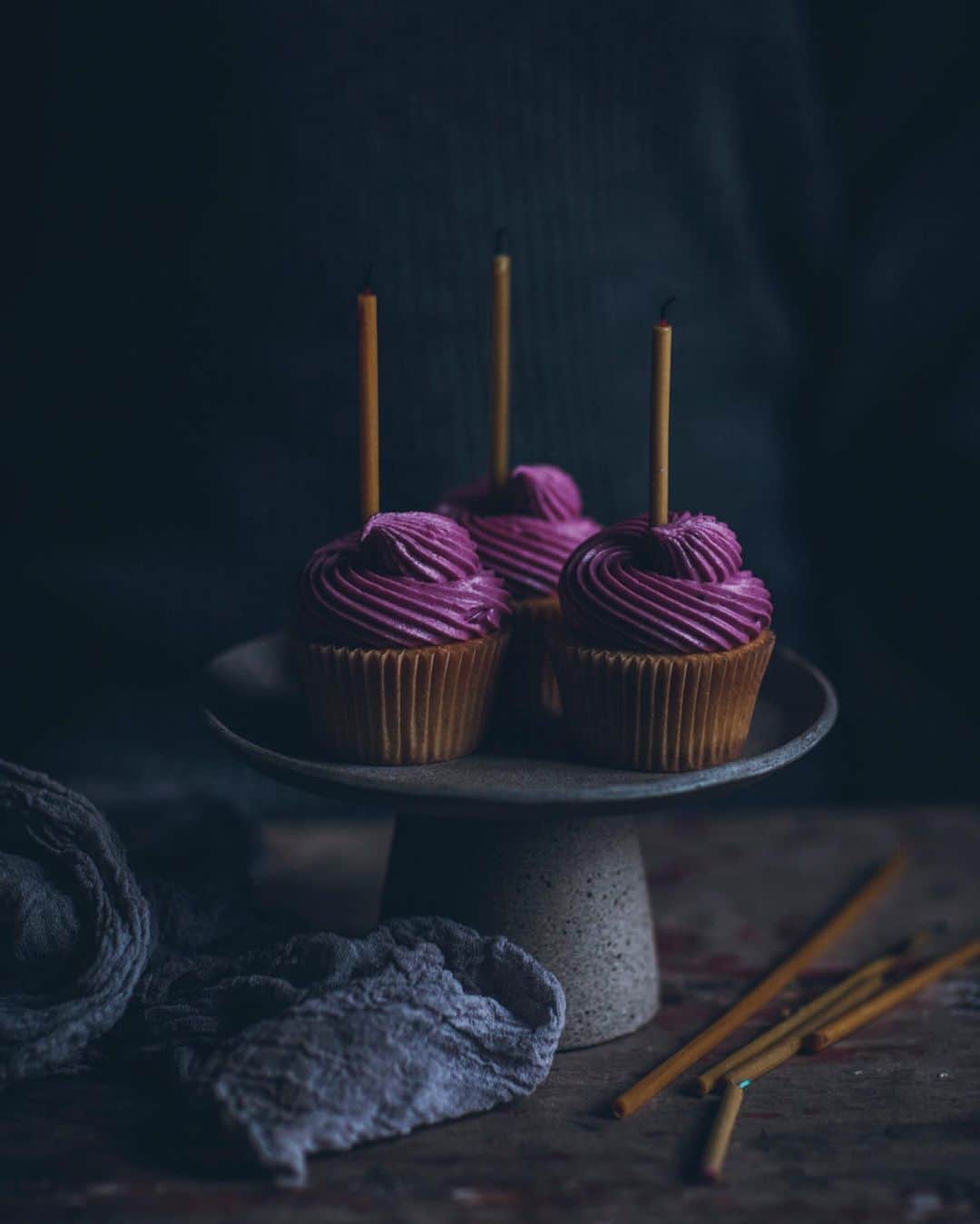Linda Lomelinoさんのインスタグラム写真 - (Linda LomelinoInstagram)「In collaboration with @profotoglobal ✨I baked today!! I haven’t baked much this year and I so enjoyed getting back into it by making these lemon cardamom cupcakes with blueberry cream cheese frosting 🙌🏼 The light has been so gloomy lately so today I tried the C1 Plus flash so get really make the photo pop.. I think it worked! The first photo is with the flash positioned in the window and the second is without, swipe to see the difference 👉🏼 #profoto #profotolighttribe」10月18日 22時47分 - linda_lomelino