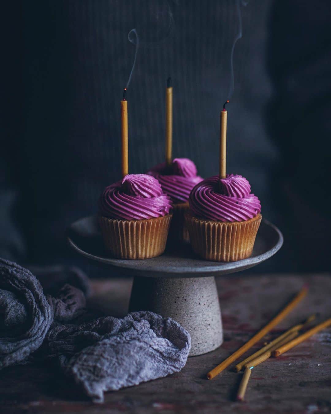 Linda Lomelinoのインスタグラム：「In collaboration with @profotoglobal ✨I baked today!! I haven’t baked much this year and I so enjoyed getting back into it by making these lemon cardamom cupcakes with blueberry cream cheese frosting 🙌🏼 The light has been so gloomy lately so today I tried the C1 Plus flash so get really make the photo pop.. I think it worked! The first photo is with the flash positioned in the window and the second is without, swipe to see the difference 👉🏼 #profoto #profotolighttribe」