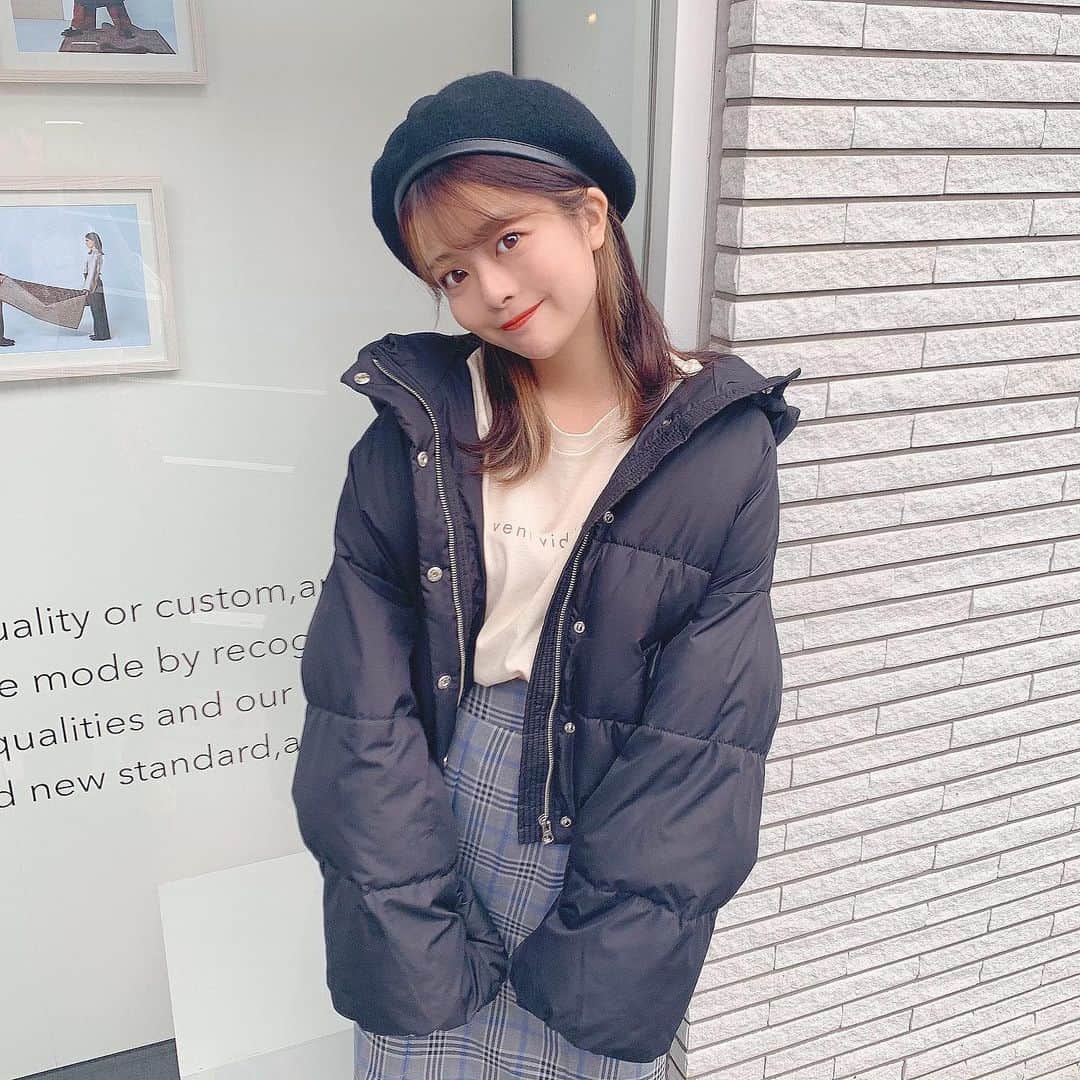 のインスタグラム：「一足先に♡ #Kutir の もふもふアウター GET☁️♥︎ 激安なのにぬくぬくあったかでめっちゃ軽くて肩こらん👵🏻♡ たっぽりシルエットがたまらん可愛い…🥺❄️💘﻿ ﻿ ⇨ SWIPEすると 形や全体図など詳しく見れるよ🥰﻿ ﻿ 今週の #週末ももち服 のインスタライブで紹介した﻿ #クティール の 中綿ブルゾンとくまさんブルゾン🧸♡﻿ ﻿ ﻿ まずは #中綿フードブルゾン BLACK 🐼♥︎﻿ ﻿ 黒のダウンは冬には必ず一つは持っておきたい﻿ ガチマストアイテムよね🥺♥︎ 100%必須。🙋🏻‍♀️﻿ ﻿ ビックリするくらい軽いのにほんまに暖かくて、﻿ お袖のたぽっとボリュームがたまらん可愛い…！﻿ ﻿ フードがおっきめでゆったりしてるのも、﻿ チャックとボタンの2重になってるのも、すき。🥺♥︎﻿ ﻿ 丈が少し短めやからスタイル良く見えるし、﻿ 普段ハイウエストしか履かへんわしに﻿ 本当にぴったりやねん、、カムサハムニダ🥺♡﻿ ﻿ これは絶対普段使いに100％使えるやつです。(断言)﻿ ﻿ ﻿ ﻿ そして2つ目は、#フードボアブルゾン 🧸♥︎﻿ 別名 くまさんブルゾン と名付けた。(さっき)﻿ ﻿ 普通の白のボアブルゾンとは少し違って、﻿ "フード付き"に一目惚れしてん、、🥺🥺♡うるる﻿ ﻿ クマさんみたいなもっこもこに、﻿ フード付いてるって、もうやばない？🥺🥺💘﻿ ﻿ たっぽりゆったりシルエットやから﻿ 中にニットも着込めるし、長く使える(#^.^#)♡﻿ ﻿ ﻿ ﻿ 以上！ #Kutir のガチ推しアウターでした🥰﻿ みんなも、もこもこお揃いしよ〜🥺🥺♡﻿ ﻿ インスタライブでありえん熱弁したから、﻿ きっと可愛さは更に伝わっていると信じて…！笑﻿ ﻿ ﻿ 今年の秋冬アウター、どんどん色んなの﻿ 紹介していくから楽しみにしててね(#^.^#)♥️﻿ ﻿ ストーリーズから良かったら商品みてみてね🧥♥︎﻿ ﻿ ﻿ ﻿ #今日もインスタライブありがとうございました﻿ #週末ももち服楽しんで頂けたかな﻿ #みんなの秋冬のお買い物を選ぶお手伝いに﻿ #少しでもなれてたらうれしいな﻿ #少しでも参考にしてくれてたらうれしいな﻿ #配信中に完売してビックリ #みんなが参考にしてくれてるって考えたらほんま嬉しい #いっぱいお揃いしようね #そしていっぱい一緒に可愛くなろうね #Kutir #クティール #黒ダウン #ダウンジャケット #ボアブルゾン #ブルゾン」