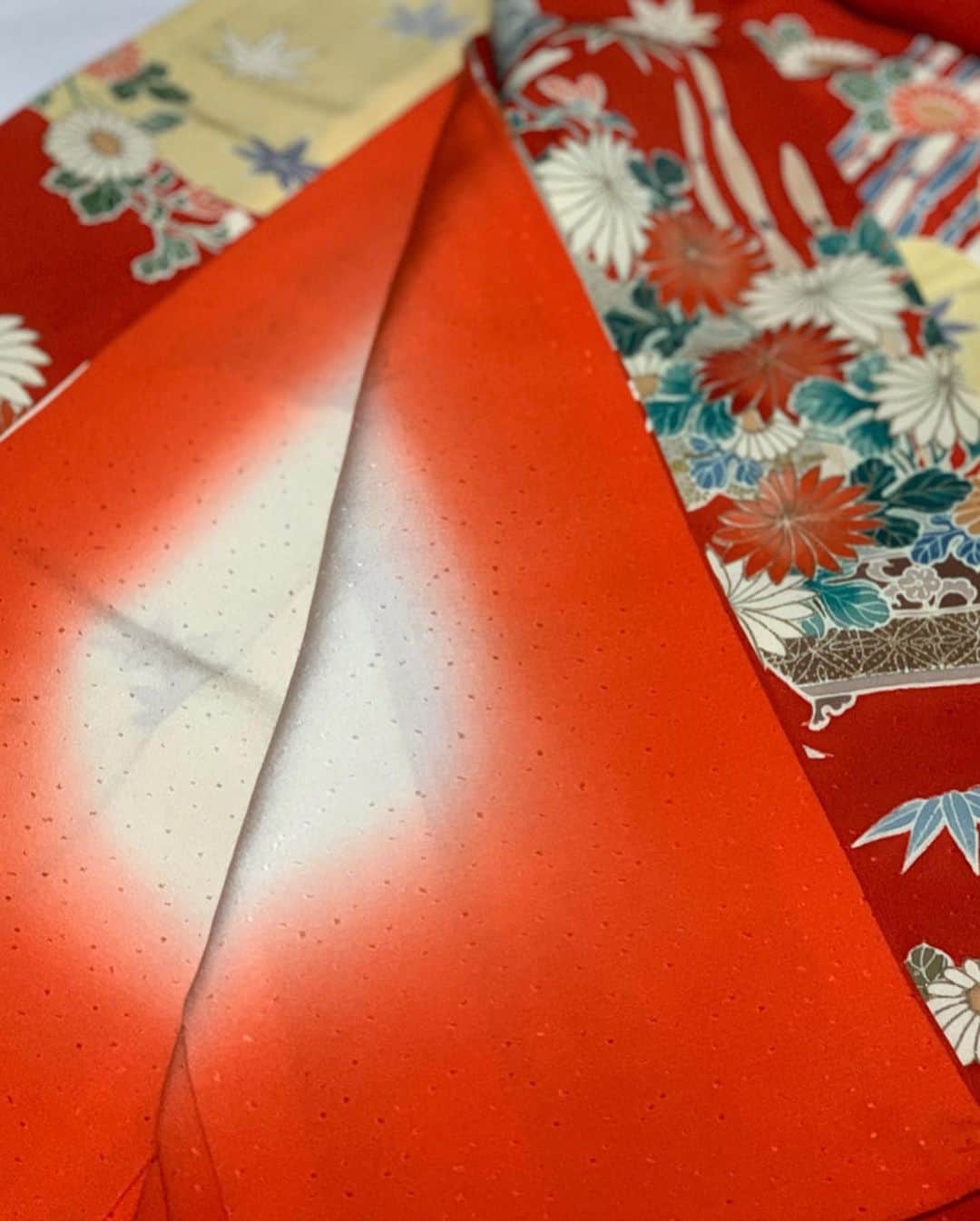 沢瀉美緒さんのインスタグラム写真 - (沢瀉美緒Instagram)「※ My kimono✨ . It’s for coming of Age Ceremony✨ . 明日着るお着物を取りに実家へ💨 . 色んなお着物を引っ張り出して悩むのですが 久しぶりにお振袖の畳紙を開いてみました✨ . 今じゃ着られないけれど、艶やかな朱色と拘りの八掛💛 . レンタル屋さんでもしようかな🤣 . . #振袖 #kimono #着物 #和装 #千總 #kimonomio #日本文化 #japanesetraditional #京友禅」10月18日 23時02分 - mio_omodaka