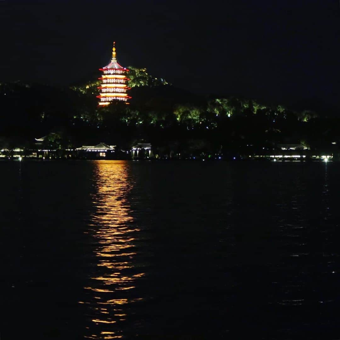 ステファニー・ヨーステンさんのインスタグラム写真 - (ステファニー・ヨーステンInstagram)「Goodnight from Hangzhou 🌙 #hangzhou #westlake #leifengpagoda #sunsethill #hangzhouwestlake #china #nightview @mickymactroy」10月18日 22時57分 - stefaniejoosten