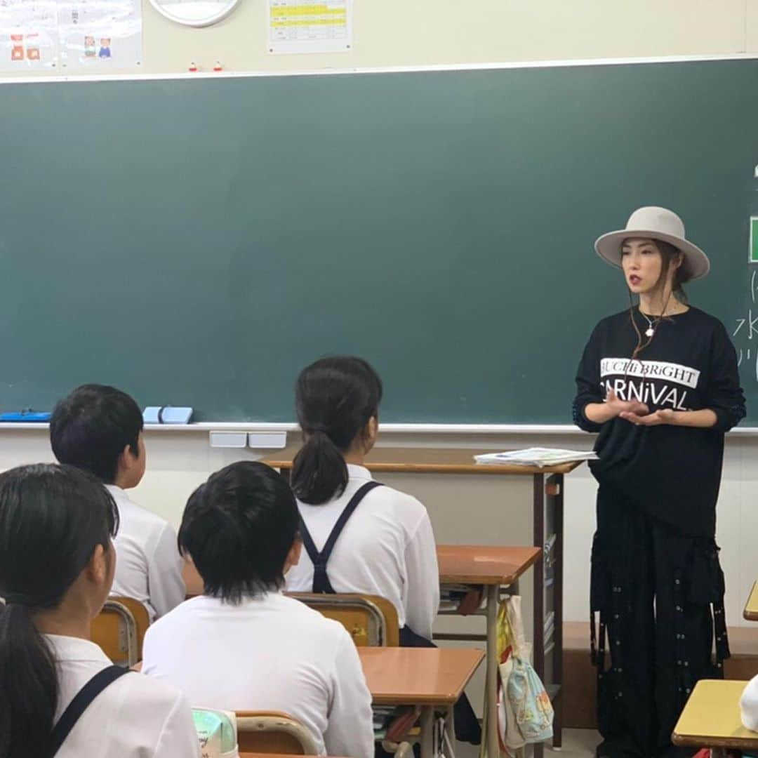 MEGUMIさんのインスタグラム写真 - (MEGUMIInstagram)「昨年の岡山豪雨で被害の大きかった 真備の薗小学校へお邪魔しました。 こちらは学校自体がまだ仮設で、通っている子供達の7割が仮設住宅だったり自宅の修復がまだまだ終わってない子達だそうです。 本当に皆可愛くて お会いできて嬉しかったです。また行きますね。 明日は#buchibrightcarnival です！ お昼はチケットが無くてもフリーで入れます😊 真備の方々が出店してるブースもあります❤️ 是非お越しくださいー🙇‍♀️」10月18日 23時00分 - megumi1818