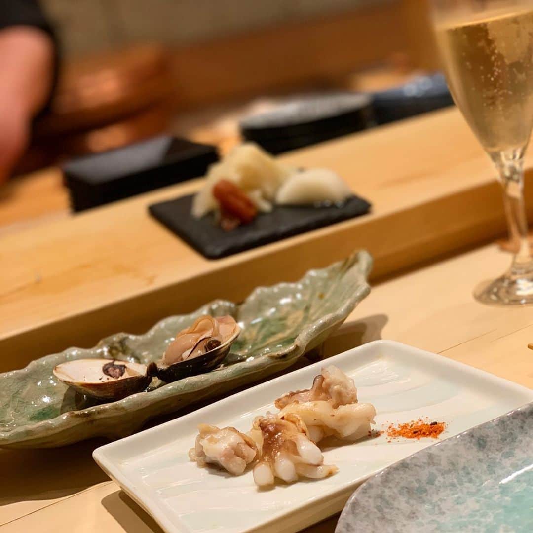 吉田美紀さんのインスタグラム写真 - (吉田美紀Instagram)「・ ・ 今月のtripleMの会はお寿司🍣 三原橋銀九郎の井上さんのところに伺いました。 ・ 女性でも食べやすい 小さなシャリの数えきれないほどのお寿司に 途中に煮付けなども出してくださって 銀座でも👛の心配なくいただける とってもあたたかいお店♡ ・ 7周年おめでとうございます🎊 ・ ・ 今回も楽しかったね♡ 次回は忘年会的なかんじかなぁ… ・ あぁ本当に一年が早い😅 ・ ・ #sushi #ginza #dinner #friends #三原橋銀九郎 #お寿司 #お友達 #定例会」10月18日 23時10分 - miki__yoshida