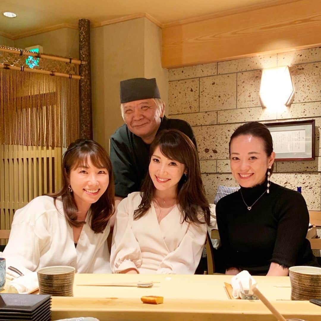 吉田美紀さんのインスタグラム写真 - (吉田美紀Instagram)「・ ・ 今月のtripleMの会はお寿司🍣 三原橋銀九郎の井上さんのところに伺いました。 ・ 女性でも食べやすい 小さなシャリの数えきれないほどのお寿司に 途中に煮付けなども出してくださって 銀座でも👛の心配なくいただける とってもあたたかいお店♡ ・ 7周年おめでとうございます🎊 ・ ・ 今回も楽しかったね♡ 次回は忘年会的なかんじかなぁ… ・ あぁ本当に一年が早い😅 ・ ・ #sushi #ginza #dinner #friends #三原橋銀九郎 #お寿司 #お友達 #定例会」10月18日 23時10分 - miki__yoshida