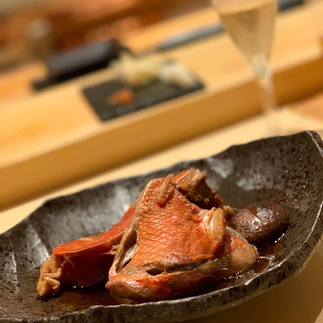 吉田美紀さんのインスタグラム写真 - (吉田美紀Instagram)「・ ・ 今月のtripleMの会はお寿司🍣 三原橋銀九郎の井上さんのところに伺いました。 ・ 女性でも食べやすい 小さなシャリの数えきれないほどのお寿司に 途中に煮付けなども出してくださって 銀座でも👛の心配なくいただける とってもあたたかいお店♡ ・ 7周年おめでとうございます🎊 ・ ・ 今回も楽しかったね♡ 次回は忘年会的なかんじかなぁ… ・ あぁ本当に一年が早い😅 ・ ・ #sushi #ginza #dinner #friends #三原橋銀九郎 #お寿司 #お友達 #定例会」10月18日 23時10分 - miki__yoshida
