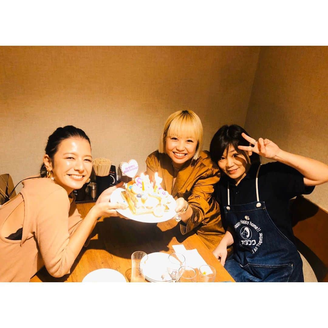 内田奈々さんのインスタグラム写真 - (内田奈々Instagram)「ちょっと早めの🎂🍷❤️﻿ 今年もお祝い出来て良かった！﻿ さえちゃん　もうすぐ　おめでとうー！！﻿ ﻿ やっぱり特別な日には　@coccolina_cookies ﻿ みほちゃん、忙しい中いつもありがとう♡﻿ 今回も最高に可愛いクッキー作ってくれました。﻿ ﻿ せっかく作ってもらったから、渡す直前にクッキーを載せたくて、じゃけんのママとチームワークで^_^﻿ 色々いい思い出✨(さえちゃんにバレないように裏口から侵入して飾り付けしたけど、ママがそわそわしてて、ほぼバレてた w)﻿ ﻿ お誕生日スペシャルは、これまた行きつけ場末のスナック←ハナミズキとハシゴして♡﻿ 渋谷の松田聖子でお馴染みの、あっちゃんに絶対怒られる昭和感あふれる写真も載せときます^_^﻿ 熊本で2回目のコンサートしたいらしい。﻿ いつする？？本気で計画しよ😘﻿ ﻿ さえちゃん、今年も笑顔の絶えない1年になりますよーにー♡(絶対絶えるはずないから心配もしてないけどw)﻿ ﻿」10月18日 23時07分 - nana_uchida