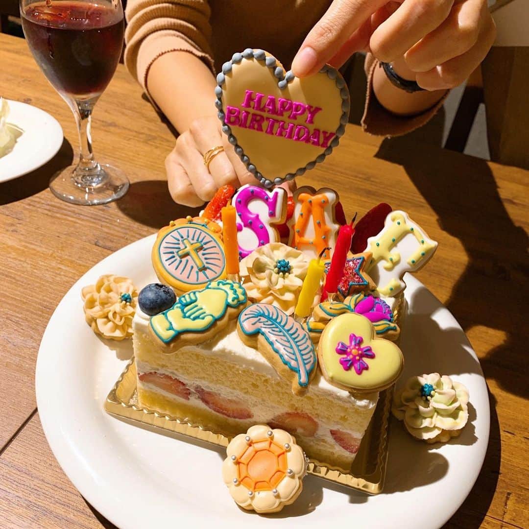 内田奈々さんのインスタグラム写真 - (内田奈々Instagram)「ちょっと早めの🎂🍷❤️﻿ 今年もお祝い出来て良かった！﻿ さえちゃん　もうすぐ　おめでとうー！！﻿ ﻿ やっぱり特別な日には　@coccolina_cookies ﻿ みほちゃん、忙しい中いつもありがとう♡﻿ 今回も最高に可愛いクッキー作ってくれました。﻿ ﻿ せっかく作ってもらったから、渡す直前にクッキーを載せたくて、じゃけんのママとチームワークで^_^﻿ 色々いい思い出✨(さえちゃんにバレないように裏口から侵入して飾り付けしたけど、ママがそわそわしてて、ほぼバレてた w)﻿ ﻿ お誕生日スペシャルは、これまた行きつけ場末のスナック←ハナミズキとハシゴして♡﻿ 渋谷の松田聖子でお馴染みの、あっちゃんに絶対怒られる昭和感あふれる写真も載せときます^_^﻿ 熊本で2回目のコンサートしたいらしい。﻿ いつする？？本気で計画しよ😘﻿ ﻿ さえちゃん、今年も笑顔の絶えない1年になりますよーにー♡(絶対絶えるはずないから心配もしてないけどw)﻿ ﻿」10月18日 23時07分 - nana_uchida
