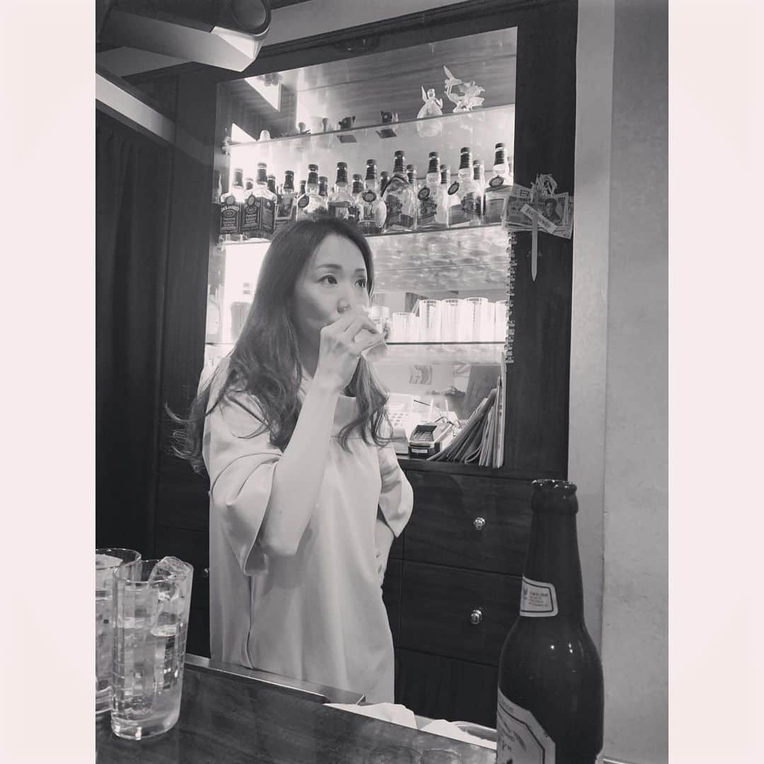 内田奈々さんのインスタグラム写真 - (内田奈々Instagram)「ちょっと早めの🎂🍷❤️﻿ 今年もお祝い出来て良かった！﻿ さえちゃん　もうすぐ　おめでとうー！！﻿ ﻿ やっぱり特別な日には　@coccolina_cookies ﻿ みほちゃん、忙しい中いつもありがとう♡﻿ 今回も最高に可愛いクッキー作ってくれました。﻿ ﻿ せっかく作ってもらったから、渡す直前にクッキーを載せたくて、じゃけんのママとチームワークで^_^﻿ 色々いい思い出✨(さえちゃんにバレないように裏口から侵入して飾り付けしたけど、ママがそわそわしてて、ほぼバレてた w)﻿ ﻿ お誕生日スペシャルは、これまた行きつけ場末のスナック←ハナミズキとハシゴして♡﻿ 渋谷の松田聖子でお馴染みの、あっちゃんに絶対怒られる昭和感あふれる写真も載せときます^_^﻿ 熊本で2回目のコンサートしたいらしい。﻿ いつする？？本気で計画しよ😘﻿ ﻿ さえちゃん、今年も笑顔の絶えない1年になりますよーにー♡(絶対絶えるはずないから心配もしてないけどw)﻿ ﻿」10月18日 23時07分 - nana_uchida
