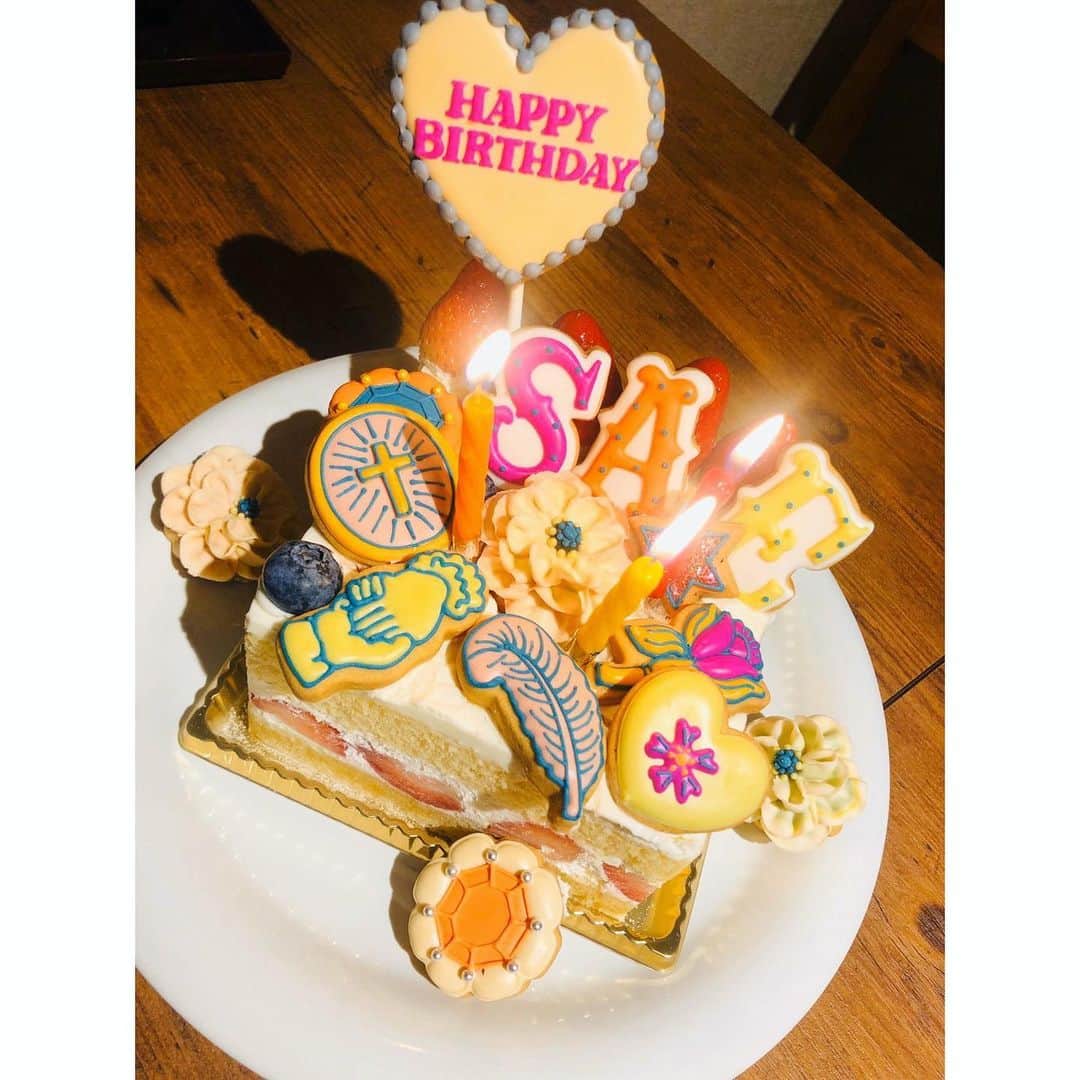 内田奈々さんのインスタグラム写真 - (内田奈々Instagram)「ちょっと早めの🎂🍷❤️﻿ 今年もお祝い出来て良かった！﻿ さえちゃん　もうすぐ　おめでとうー！！﻿ ﻿ やっぱり特別な日には　@coccolina_cookies ﻿ みほちゃん、忙しい中いつもありがとう♡﻿ 今回も最高に可愛いクッキー作ってくれました。﻿ ﻿ せっかく作ってもらったから、渡す直前にクッキーを載せたくて、じゃけんのママとチームワークで^_^﻿ 色々いい思い出✨(さえちゃんにバレないように裏口から侵入して飾り付けしたけど、ママがそわそわしてて、ほぼバレてた w)﻿ ﻿ お誕生日スペシャルは、これまた行きつけ場末のスナック←ハナミズキとハシゴして♡﻿ 渋谷の松田聖子でお馴染みの、あっちゃんに絶対怒られる昭和感あふれる写真も載せときます^_^﻿ 熊本で2回目のコンサートしたいらしい。﻿ いつする？？本気で計画しよ😘﻿ ﻿ さえちゃん、今年も笑顔の絶えない1年になりますよーにー♡(絶対絶えるはずないから心配もしてないけどw)﻿ ﻿」10月18日 23時07分 - nana_uchida