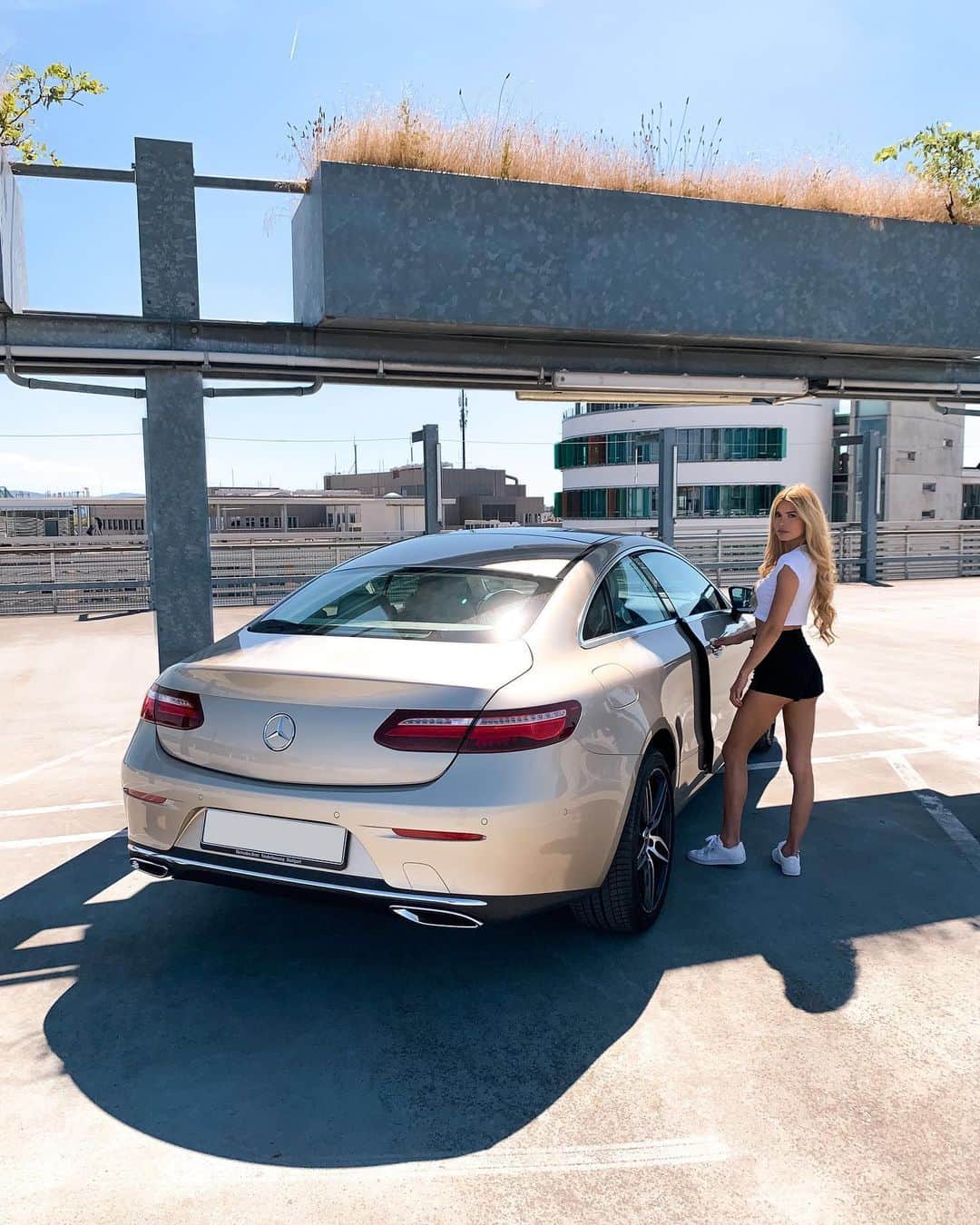 メルセデス・ベンツさんのインスタグラム写真 - (メルセデス・ベンツInstagram)「Sunny greetings from the dynamic duo @pamela_rf and her Mercedes-Benz E-Class Coupé. 🌞👋🏻 #MercedesBenz #EClass #PamelaReif #EClassCoupe #Sunshine #Car #Carsofinstagram #instacar 📸 via @mb_stuttgart」10月18日 23時07分 - mercedesbenz