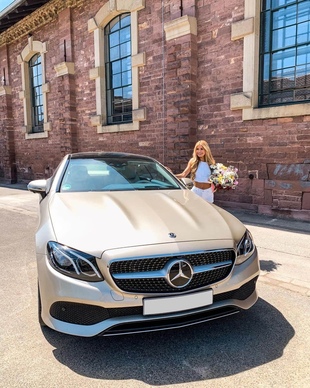 メルセデス・ベンツさんのインスタグラム写真 - (メルセデス・ベンツInstagram)「Sunny greetings from the dynamic duo @pamela_rf and her Mercedes-Benz E-Class Coupé. 🌞👋🏻 #MercedesBenz #EClass #PamelaReif #EClassCoupe #Sunshine #Car #Carsofinstagram #instacar 📸 via @mb_stuttgart」10月18日 23時07分 - mercedesbenz