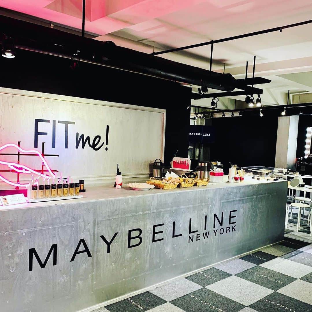 小西さやかのインスタグラム：「【時短ファンデーション】 FIT me!に新シリーズが追加されるということで、アシスタントさんに発表会に行ってきてもらいました！ . ＜FIT me!の時短ファンデーション＞ ・時短：下地もお粉も必要がない ・コスパ最高：1プッシュで顔全部使えちゃう 私は、週末さっと仕上げたいときとか、朝寝坊したときにさっと塗ってます。 . 発売済みのマットタイプ15色に11/23新たに保湿力がアップしたツヤタイプのDシリーズ8色が追加発売。 マットタイプもツヤタイプも揮発性シリコーンが結構入っていて、さらっとした質感で1プッシュで全顔OK。 新しいツヤタイプは、グリセリンが入っていて水分を与えつつ、ビタミンEで酸化を防ぎ、秋冬の乾燥肌の予防と皮脂などの酸化によるくすみを防いでくれる効果も。 SPF機能もプラス(SPF25)。 . 皆さんも、店頭で自分色を探してみて下さいね。 . #メイベリン  #フィットミー #新作コスメ #コスメイベント #お手軽コスメ #ぴったり色ファンデ #自分色 #マイカラー #フィットカラー #リキッドファンデ #ツヤファンデ #ツヤタイプ #うるおいツヤ肌 #コスメレポ #ベストコスメ #ベスコス #お手軽メイク #下地要らず #時短コスメ#美容オタク #コスメオタク #美容ライター #時短ファンデーション　#コスパ　#プチプラコスメ　#なまけ美容」