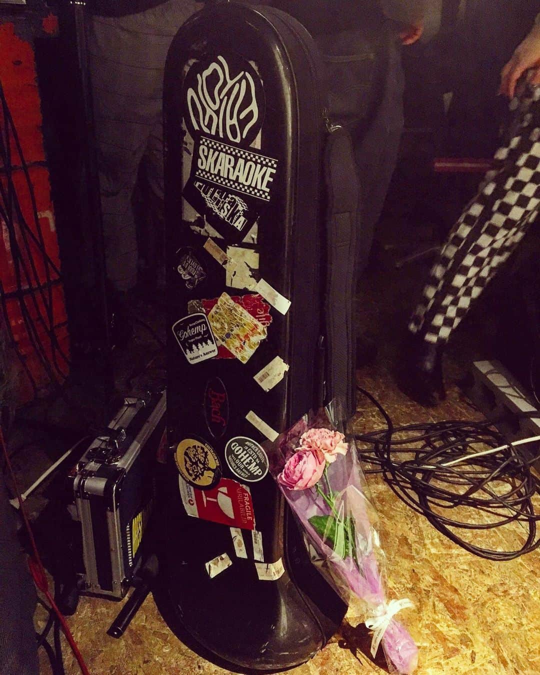 のインスタグラム：「湯島の @bravo_yushima_99_garage にてシークレットライブでした🎤🎺🔥 店長のダイスケさんから、結成15周年を祝ってお花のサプライズ😭💐 楽器に飾ったらとってもいい感じだったんですが、死んだトロンボーン奏者の写真みたいになりました、、😣 ブラボー最高！！」