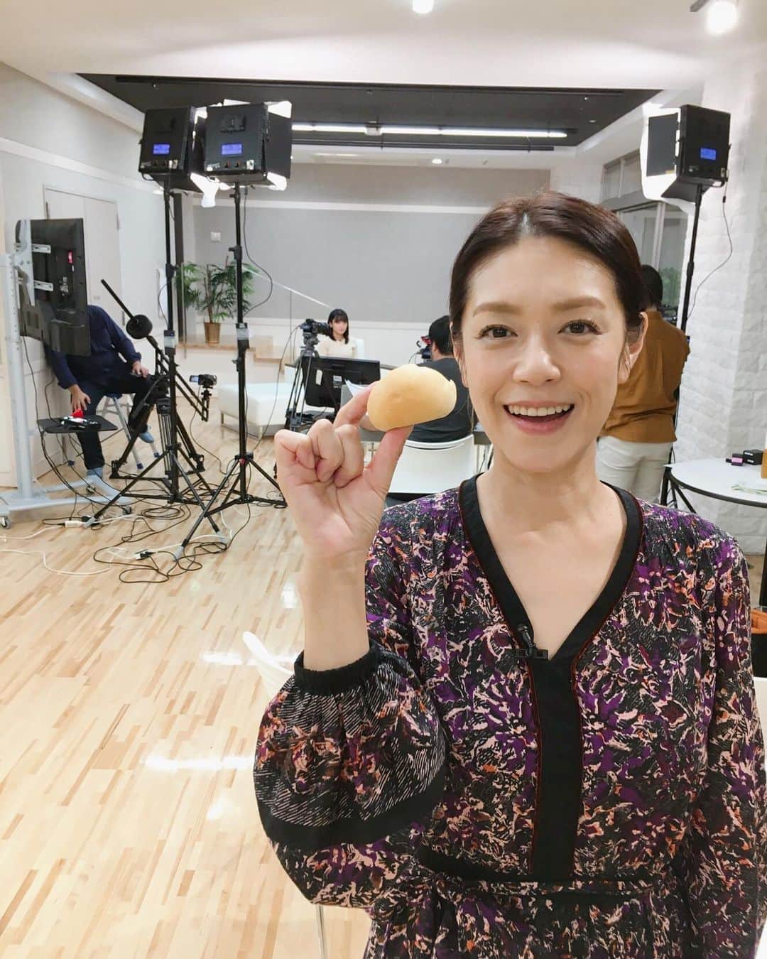 加藤紀子のインスタグラム：「本日配信のYouTube番組「tinytiny 」 ゲストはこぶしファクトリー 野村みな美ちゃん。 今回も得意のパンをわざわざ焼いて持ってきてくれました（忙しいのにありがとう）！ 激うま！売れる！一同感動の味でした✨  そんなパンの甘ーい香り漂う（イメージ）番組、ぜひお楽しみくださいませ！  #tinytiny  #野村みな美 #加藤紀子 #youtube #ハロー!プロジェクト」