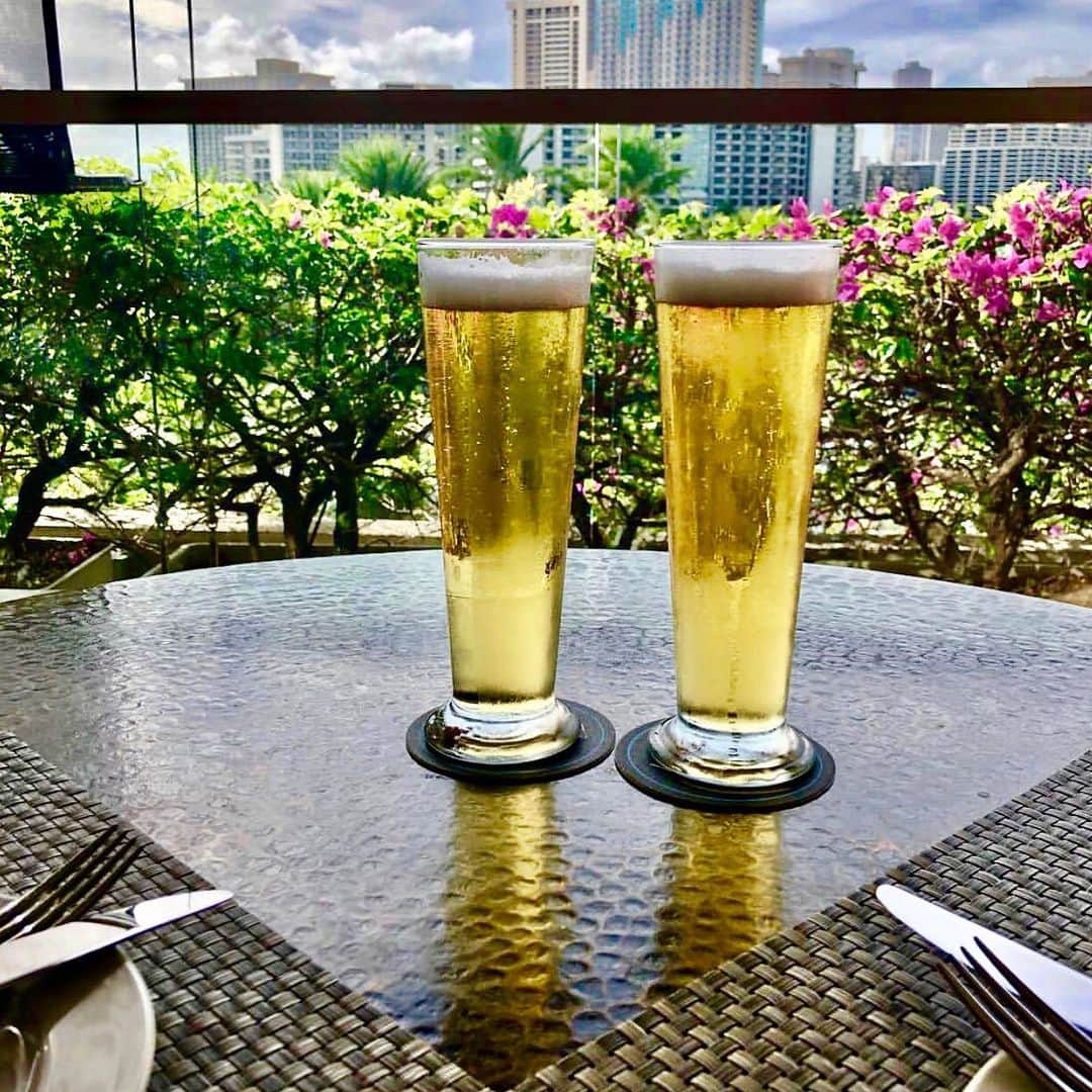 Trump Waikikiさんのインスタグラム写真 - (Trump WaikikiInstagram)「After a leisure day at the beach, enjoy a glass of cold draft beer at Wai‘olu Ocean Cuisine. We hope to see you for Happy Hour specials‬. Live entertainment every Thursday, Friday and Saturday night. #trumpwaikiki #waioluoceancuisine #happyhour #happyhourwaikiki #seafoodrestaurantwaikiki #sushi #sushibar 📷: @shu.asa ハワイの昼下がり、ワイオル・オーシャン・キュジーヌで冷たいビールはいかがでしょうか。ハッピーアワーもございます。木～土曜のディナータイムにはライブミュージックをお楽しみください。 #ワイオルオーシャンキュイジーヌ #トランプワイキキ #ハッピーアワー #シーフード #鮨 #ハワイでビール 📷: @shu.asa」10月19日 10時09分 - trumpwaikiki