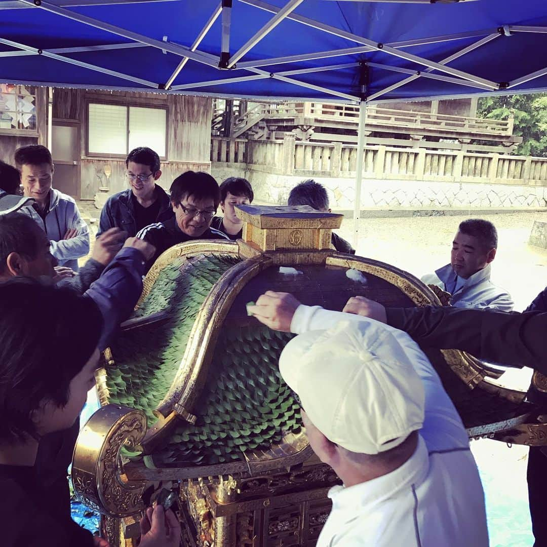 三宅洋平さんのインスタグラム写真 - (三宅洋平Instagram)「しとど降る雨の中、今年も榊の葉を貼り付ける作業から神輿がはじまりました。  #加茂大祭 #吉備中央町 #okayama #化氣神社」10月19日 10時11分 - miyake_yohei