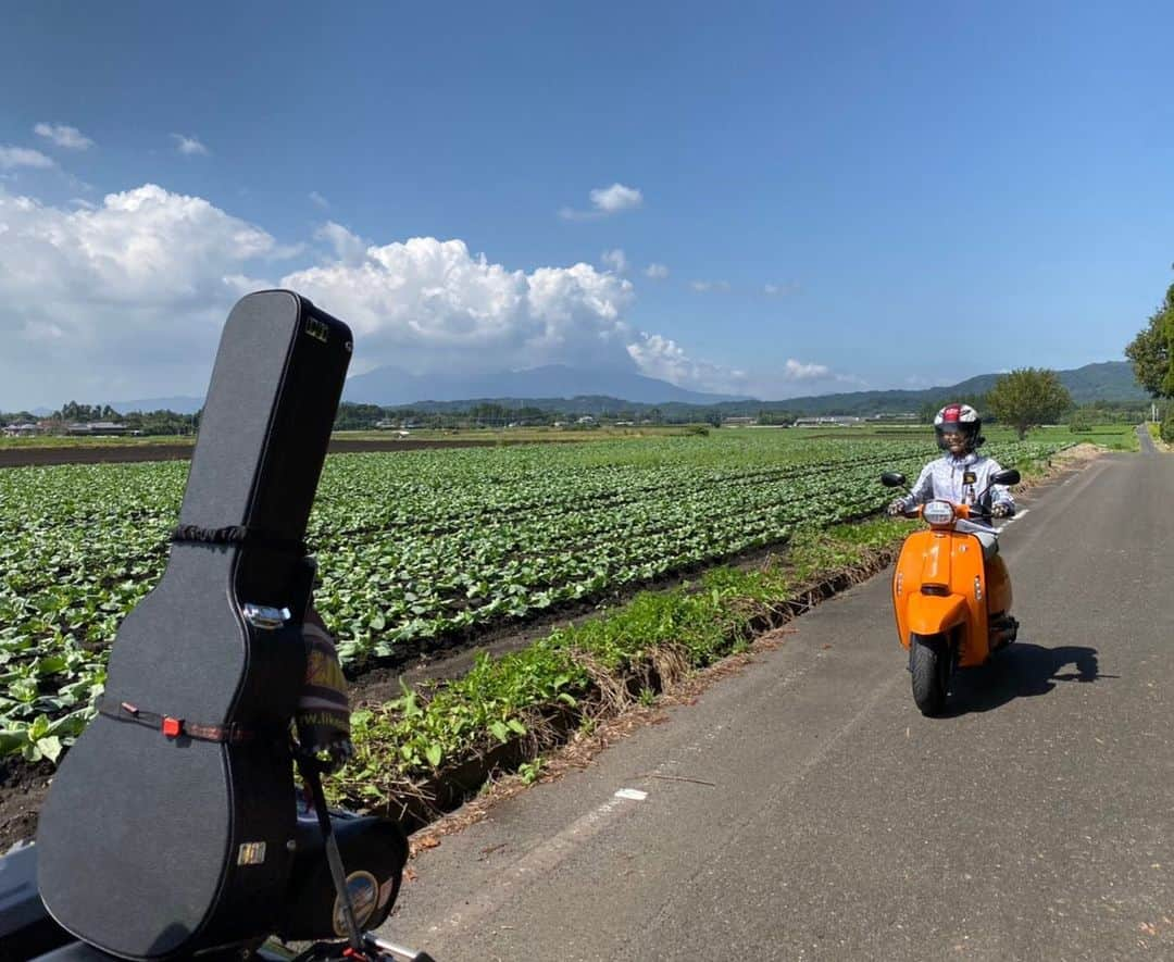 きのせひかるさんのインスタグラム写真 - (きのせひかるInstagram)「#大隅制覇 ⑧ . 参加者のみなさまをお見送りした後は いよいよ私たちも出発🏍☀️ . シンガーソングライダー サザキヒロシさん×ふぁんとむ君 ぴかるんば×ルンバレッタちゃんで 鹿児島県・大隅半島を巡ります🛵💨 . (うしろには常にド派手なライク号🚗) . 【追伸】 今日から弾丸組も出発とのこと。 どうかお気をつけて 大隅を楽しんでいらしてください🌈 . . . #大隅ええとこマップ #phantom #Lambretta #ファントム #ランブレッタ #イタ車 #志布志港 #畦道 #九州旅行 #鹿児島旅行 #恋人旅行 #大隅半島 #バイク #ツーリング #フェリー #さんふらわあ #船旅 #女子旅 #バイク旅 #カップルツーリング #バイクカップル #ライダー夫婦 #残念ながら #仕事の先輩 #いつも明るい #いつも優しい #頼りになる兄 #サザキヒロシ さん」10月19日 10時12分 - hikarukinose