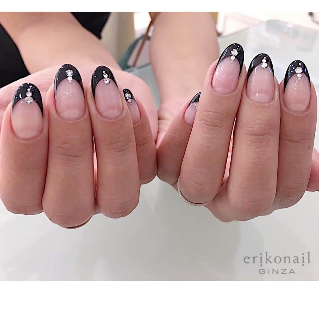 黒崎えり子さんのインスタグラム写真 - (黒崎えり子Instagram)「GINZA 沖田 麻未 @mami_okita . お客様nail♡ Black French♡  ブラックもフレンチだとオシャレ♡ . . erikonail GINZAインスタグラム ↓↓↓ @erikonail_ginza  サロンデザインも掲載してます♡ぜひ是非checkしてみてください♡♡ ご予約は↓↓↓ 💻web 予約 HOTPEPPER 🌶 erikonail GINZA ☎️erikonail GINZA 03-6252-3300  #erikonail#エリコネイル#ネイルアート#ネイルデザイン#ジェルネイル#nails#nailart#naildesign#gelnail#gel#morecouture#モアクチュール#モアジェル#美甲師#美甲#銀座ネイルサロン#ネイルサロン銀座#erikonail銀座#erikonailGINZA#네일#젤네일  #ブラックフレンチ#フレンチネイル#ジェルフレンチ」10月19日 10時14分 - erikonail