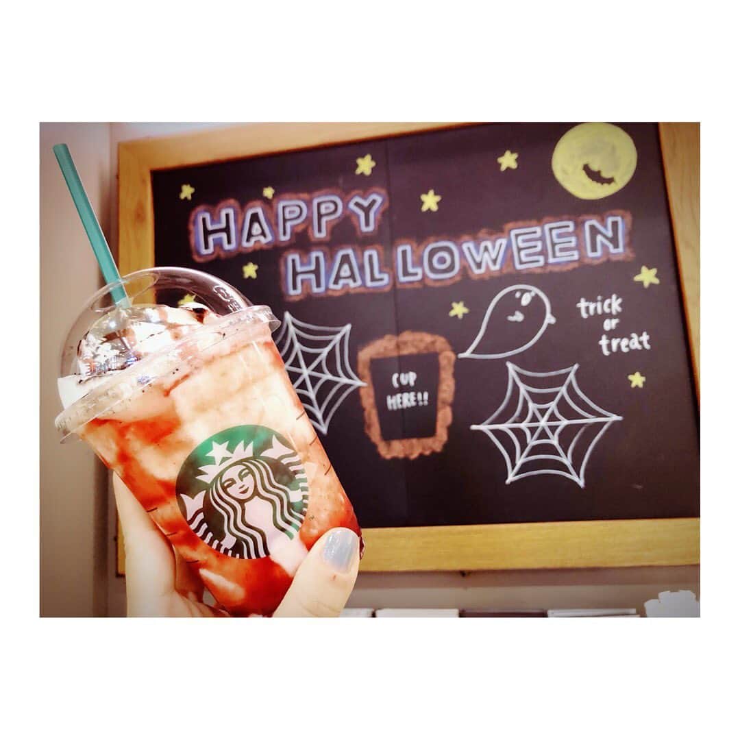 のインスタグラム：「Halloween楽しみだね🎃💕 #ハロウィンレッドナイトフラペチーノ  #スタバ #スターバックス #限定 #期間限定 #ハロウィン限定 #限定に弱い #starbuckscoffee」