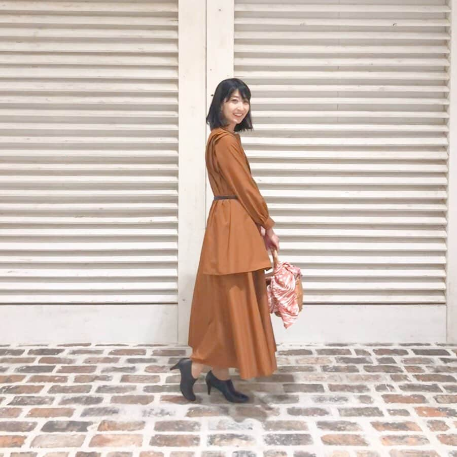 土屋香織さんのインスタグラム写真 - (土屋香織Instagram)「𓆸 . Ootd . #フロストバイト エントリー完了❄︎ 横田基地楽しみ🇺🇸🍔🍖🏃‍♀️ 走る人いたら声かけてね⸜(๑⃙⃘'ᵕ'๑⃙⃘)⸝⋆︎* . そういえば最近コーデ載せてなかったのでお久しぶり。 秋って好き🍁 . Dress.  @leoryxebloa_official  Belt.  @hermes  Earrings.  @gasbijoux  Scarf.  @my_little_box_japan × @tarajarmon_jp  Shoes.  @mode_et_jacomo_official . . Photo by @chinatsu614 . . . #ワンピースコーデ #秋コーデ #きれい目コーデ  #着まわしコーデ  #アラフォーコーデ #アラフォーママ #アラサーコーデ #今日のコーデ #シンプルコーデ #今日の服 #オシャレさんと繋がりたい #おしゃれさんと繋がりたい  #30代コーデ #40代コーデ #ママコーデ #ママファッション #ママリファッション #rungirl #ランガール #instarun  #ハシリマセンデシタグラム #positivemind  #positivevibes #マラソン女子 #ハーフマラソン #ランニングママ  #nbrc_jp #nbrc」10月19日 8時46分 - kaorintsuchiya