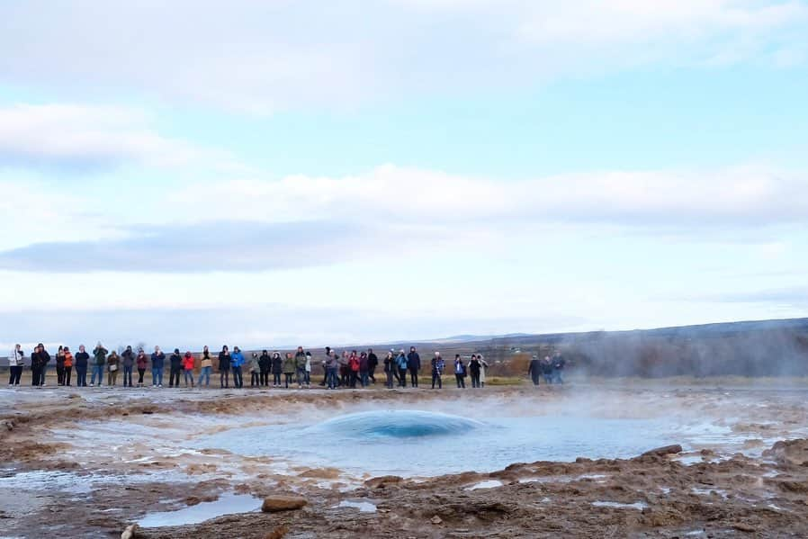 武智志穂さんのインスタグラム写真 - (武智志穂Instagram)「📍 Geysir﻿ ﻿ アイスランドトリップは、地球の鼓動を感じれる旅でもありました🌎﻿ ﻿ アイスランドの観光といえばここ、ゲイシール間欠泉も有名ですね。﻿ でも実は、ゲイシール間欠泉は現在あまり活発ではありません。﻿ なので、わたしが見たのはすぐ側にある、ストロックル間欠泉。﻿ 10分に一度は豪快な噴出を見せてくれます。﻿ ﻿ 噴出孔の水面を今か今かと楽しみに見つめていると、突然水面がボコッと隆起してきて、あっという間に熱湯が空高くまで噴き上がります！﻿ あまりもの迫力に、その自然の力の素晴らしさに、思わず声をあげてしまいます。﻿ ﻿ 本当に地球って魅力的な星✨﻿ なんて美しいんだろう！﻿ もっともっと色んな表情を見てみたくなる😌💕﻿ ﻿ この星に生まれてこれたことへの感謝の気持ちと、それと同時に、この美しい地球を守っていかなきゃいけない、と深く感じました。﻿ ﻿ ﻿ #志穂sTrip #Iceland #icelandtravel #火と氷の国 #Geysir #ゲイシール #Strokkur #ストロックル」10月19日 9時00分 - shiho_takechi