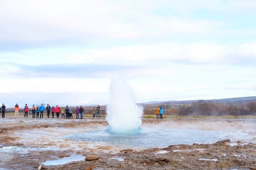 武智志穂さんのインスタグラム写真 - (武智志穂Instagram)「📍 Geysir﻿ ﻿ アイスランドトリップは、地球の鼓動を感じれる旅でもありました🌎﻿ ﻿ アイスランドの観光といえばここ、ゲイシール間欠泉も有名ですね。﻿ でも実は、ゲイシール間欠泉は現在あまり活発ではありません。﻿ なので、わたしが見たのはすぐ側にある、ストロックル間欠泉。﻿ 10分に一度は豪快な噴出を見せてくれます。﻿ ﻿ 噴出孔の水面を今か今かと楽しみに見つめていると、突然水面がボコッと隆起してきて、あっという間に熱湯が空高くまで噴き上がります！﻿ あまりもの迫力に、その自然の力の素晴らしさに、思わず声をあげてしまいます。﻿ ﻿ 本当に地球って魅力的な星✨﻿ なんて美しいんだろう！﻿ もっともっと色んな表情を見てみたくなる😌💕﻿ ﻿ この星に生まれてこれたことへの感謝の気持ちと、それと同時に、この美しい地球を守っていかなきゃいけない、と深く感じました。﻿ ﻿ ﻿ #志穂sTrip #Iceland #icelandtravel #火と氷の国 #Geysir #ゲイシール #Strokkur #ストロックル」10月19日 9時00分 - shiho_takechi