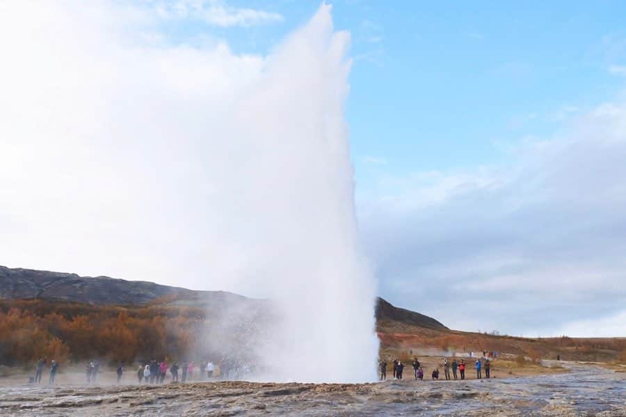 武智志穂さんのインスタグラム写真 - (武智志穂Instagram)「📍 Geysir﻿ ﻿ アイスランドトリップは、地球の鼓動を感じれる旅でもありました🌎﻿ ﻿ アイスランドの観光といえばここ、ゲイシール間欠泉も有名ですね。﻿ でも実は、ゲイシール間欠泉は現在あまり活発ではありません。﻿ なので、わたしが見たのはすぐ側にある、ストロックル間欠泉。﻿ 10分に一度は豪快な噴出を見せてくれます。﻿ ﻿ 噴出孔の水面を今か今かと楽しみに見つめていると、突然水面がボコッと隆起してきて、あっという間に熱湯が空高くまで噴き上がります！﻿ あまりもの迫力に、その自然の力の素晴らしさに、思わず声をあげてしまいます。﻿ ﻿ 本当に地球って魅力的な星✨﻿ なんて美しいんだろう！﻿ もっともっと色んな表情を見てみたくなる😌💕﻿ ﻿ この星に生まれてこれたことへの感謝の気持ちと、それと同時に、この美しい地球を守っていかなきゃいけない、と深く感じました。﻿ ﻿ ﻿ #志穂sTrip #Iceland #icelandtravel #火と氷の国 #Geysir #ゲイシール #Strokkur #ストロックル」10月19日 9時00分 - shiho_takechi