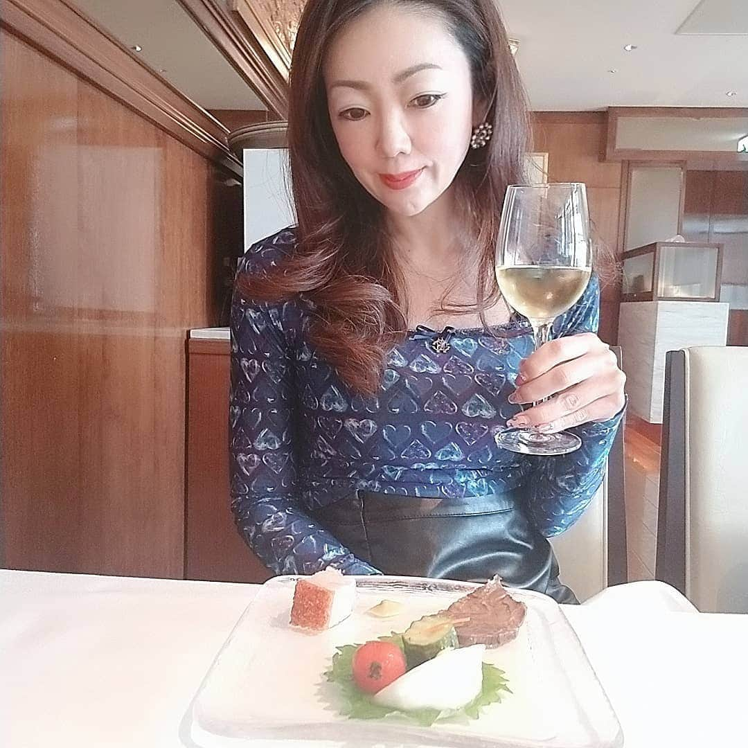 今堀恵理さんのインスタグラム写真 - (今堀恵理Instagram)「最近行った大阪の中国料理2軒 予約困難の『一碗水』南シェフの古典を元にした独特の世界観のお料理。この日はスペシャルに乾燥なまこ１人１個出たよ🎵シンプルだけど奥が深い  もう１軒は 『家全七福酒家 SEVENTH SON RESTAURANT （【旧店名】福臨門酒家)』最高級の広東料理 ディナーは高級だけどランチは比較的リーズナブルだよ。ここの飲茶が大好き  写真は １～5枚目は一碗水 6～10枚目は家全七福酒家  #家全七福酒家  #一碗水　#高級料理　#中国古典　#広東料理　#chainese #飲茶　#乾燥なまこ　#食べ歩き録　#robertcavalli #ロベルトカヴァリ　#SEVENTHSONRESTAURANT 　#大阪中華」10月19日 9時01分 - eriimahori