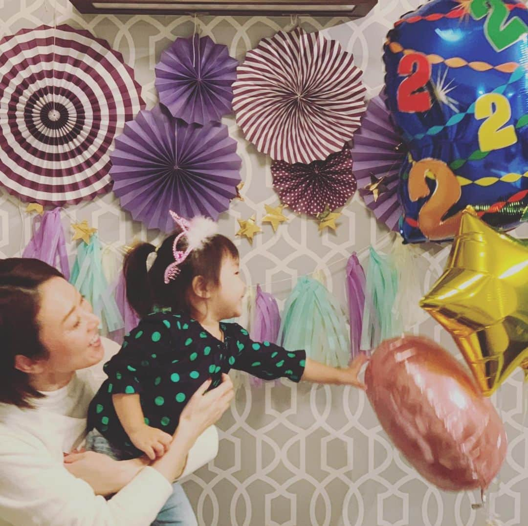 田中雅美さんのインスタグラム写真 - (田中雅美Instagram)「昨日は娘の2歳のお誕生日。 あっという間の2年。  すくすくと成長してくれて、日々可愛くて、面白くて楽しい。（ほんの少しの大変さもまたよし♡） 私自身も、育児、仕事、家事にサポートしてくれる主人や義妹ちゃん、周りの方たちにに感謝を忘れず、これからも楽しく成長していこう。。 #2歳 #女の子 #お誕生日おめでとう」10月19日 9時02分 - tanakamasami_official