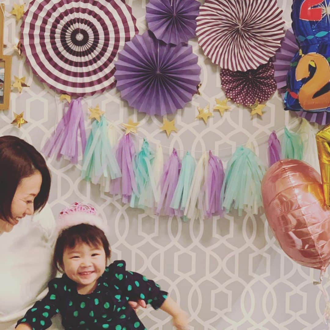 田中雅美さんのインスタグラム写真 - (田中雅美Instagram)「昨日は娘の2歳のお誕生日。 あっという間の2年。  すくすくと成長してくれて、日々可愛くて、面白くて楽しい。（ほんの少しの大変さもまたよし♡） 私自身も、育児、仕事、家事にサポートしてくれる主人や義妹ちゃん、周りの方たちにに感謝を忘れず、これからも楽しく成長していこう。。 #2歳 #女の子 #お誕生日おめでとう」10月19日 9時02分 - tanakamasami_official