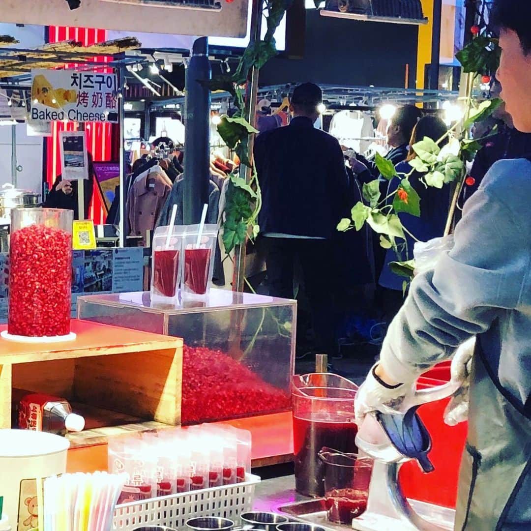 森井ユカさんのインスタグラム写真 - (森井ユカInstagram)「私の大好きなザクロのシーズン真っ盛りの韓国ソウル。スーパーでは袋入りの特濃ザクロジュース、そして道端の露店でもその場で絞ってストロー付きの袋に入れてくれる。‪멋져‬！！ #ソウル旅行 #韓国旅行 #ソウルのおいしいもの #パッケージデザイン #ソウルのスーパーマーケット」10月19日 9時12分 - yukamorii