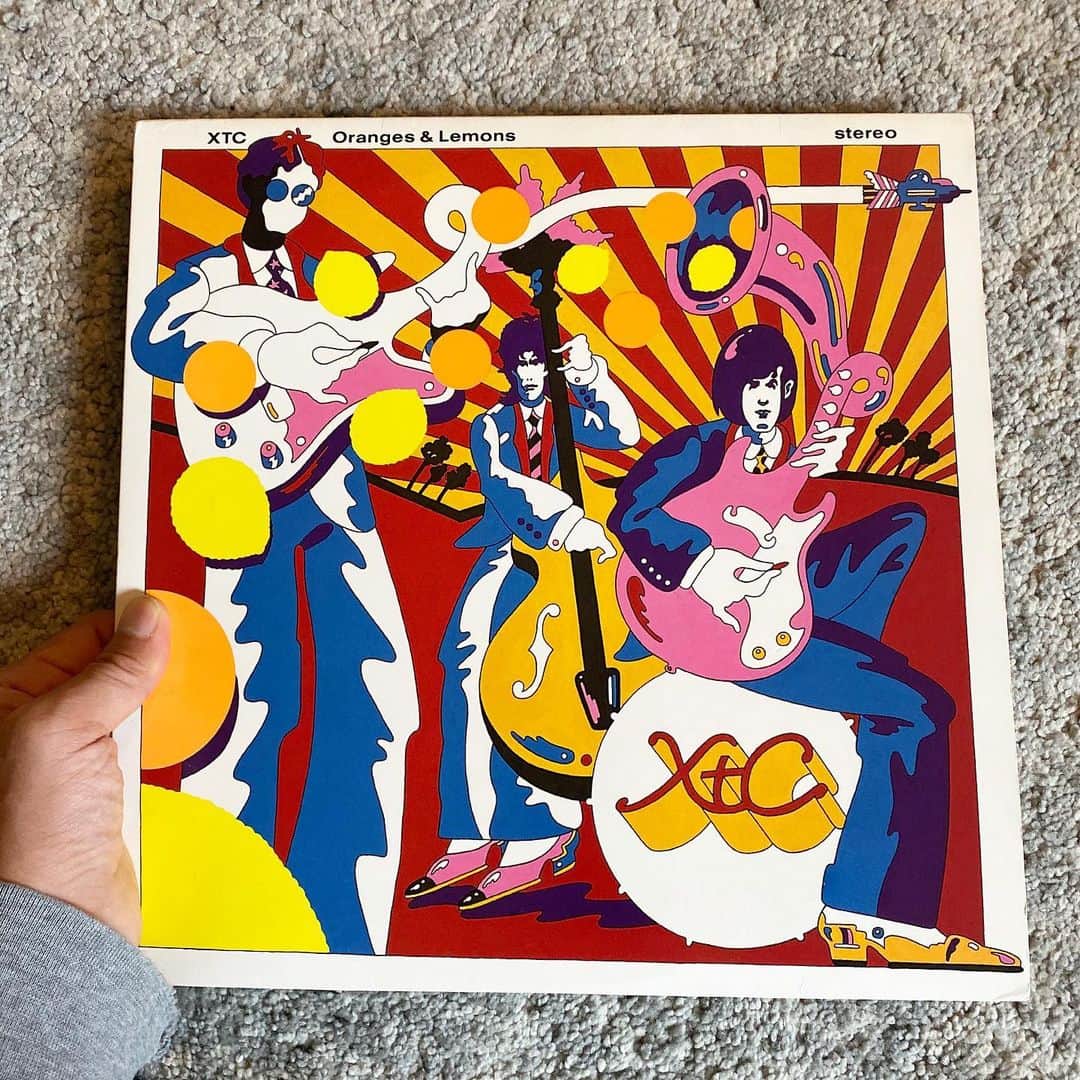 山田稔明さんのインスタグラム写真 - (山田稔明Instagram)「XTCの極彩色のレコードが曇天を鮮やかに塗り替えてくれないかね。 #朝一番に聴くレコード」10月19日 9時19分 - toshiakiyamada