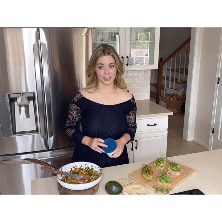 サーシャ・ピーターズのインスタグラム：「So excited to announce my collaboration with @dailyharvest 🥳  Here I’m combining my #SashainGoodTaste #avocadotoast recipe with #dailyharvest yummy harvest bowl!  All you need is:  1 avocado  2 slices of your favorite bread  Olive oil  Salt and pepper  Lime for a fresh squeeze  1 Daily Harvest’s Harvest Bowl  Water or broth  Toast your bread, add a few drips of olive oil and some salt and pepper to your slices. Cut up your avocado and add it to your bread. Squeeze some lime over top. In a nonstick pan on medium/low heat add your frozen harvest bowl and a little bit of water or broth. Once your harvest mixture (filled with nutrients like Kale, cauliflower, squash, and more) is hot, let it cool. Add your desired amount to your avocado toast and dig in!」