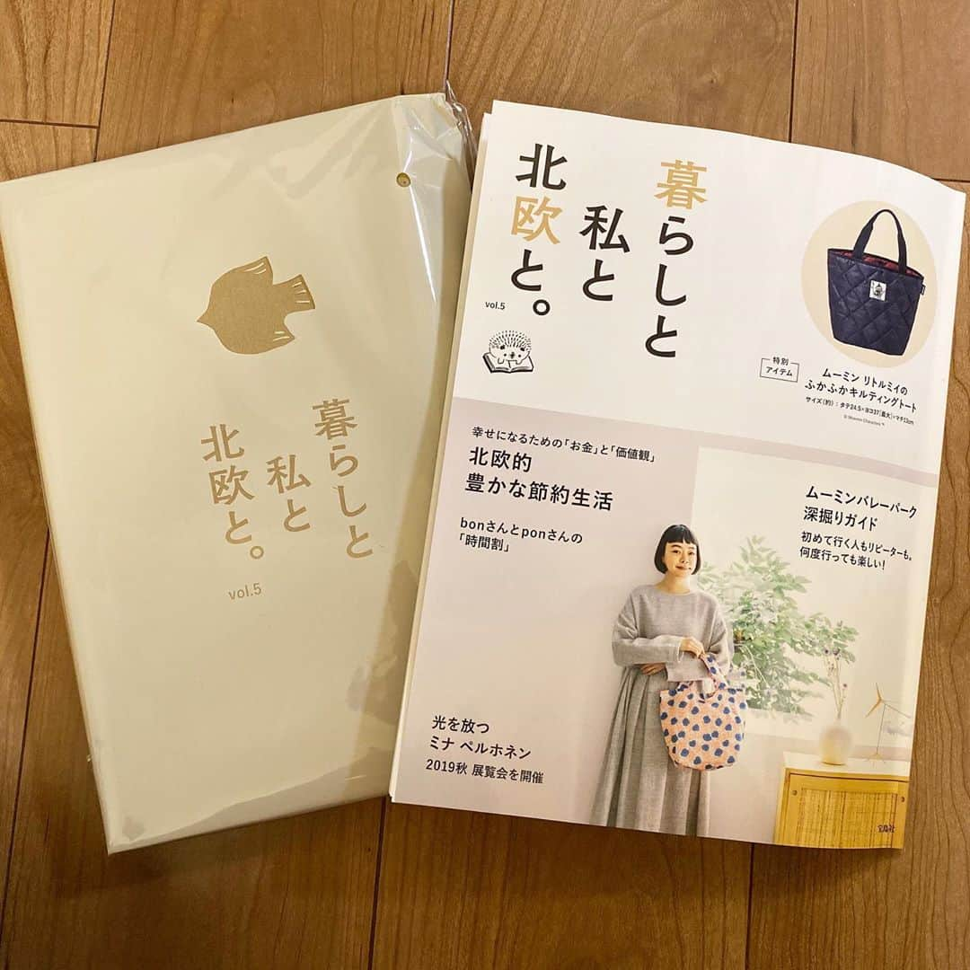 bon ponさんのインスタグラム写真 - (bon ponInstagram)「本日発売の『暮らしと私と北欧と。vol.5』(宝島社)に私達の記事が掲載されています。 @multimedia_tkj  8月末に自宅で取材をお受けして、私達の日常を素敵な記事にしていただきました😊😊 ・ 特別付録はムーミン リトルミイのふかふかキルティングトート👜 ・ 『暮らしと私と北欧と。vol.5』 2019年10月19日発売(1570円＋税) 付録サイズ(約) タテ24.5×ヨコ37(最大)×マチ13cm 全国の書店、楽天ブックス、Amazon、宝島社のサイト等で購入できます📘 ・ ・ #暮らしと私と北欧と #宝島社 #北欧 #ムーミン #リトルミイ #夫婦 #60代 #ファッション #コーディネート #リンクコーデ #夫婦コーデ #グレイヘア #白髪 #共白髪 #couple #over60 #fashion #coordinate #instafashion #instagramjapan #greyhair #bonpon511」10月19日 9時31分 - bonpon511