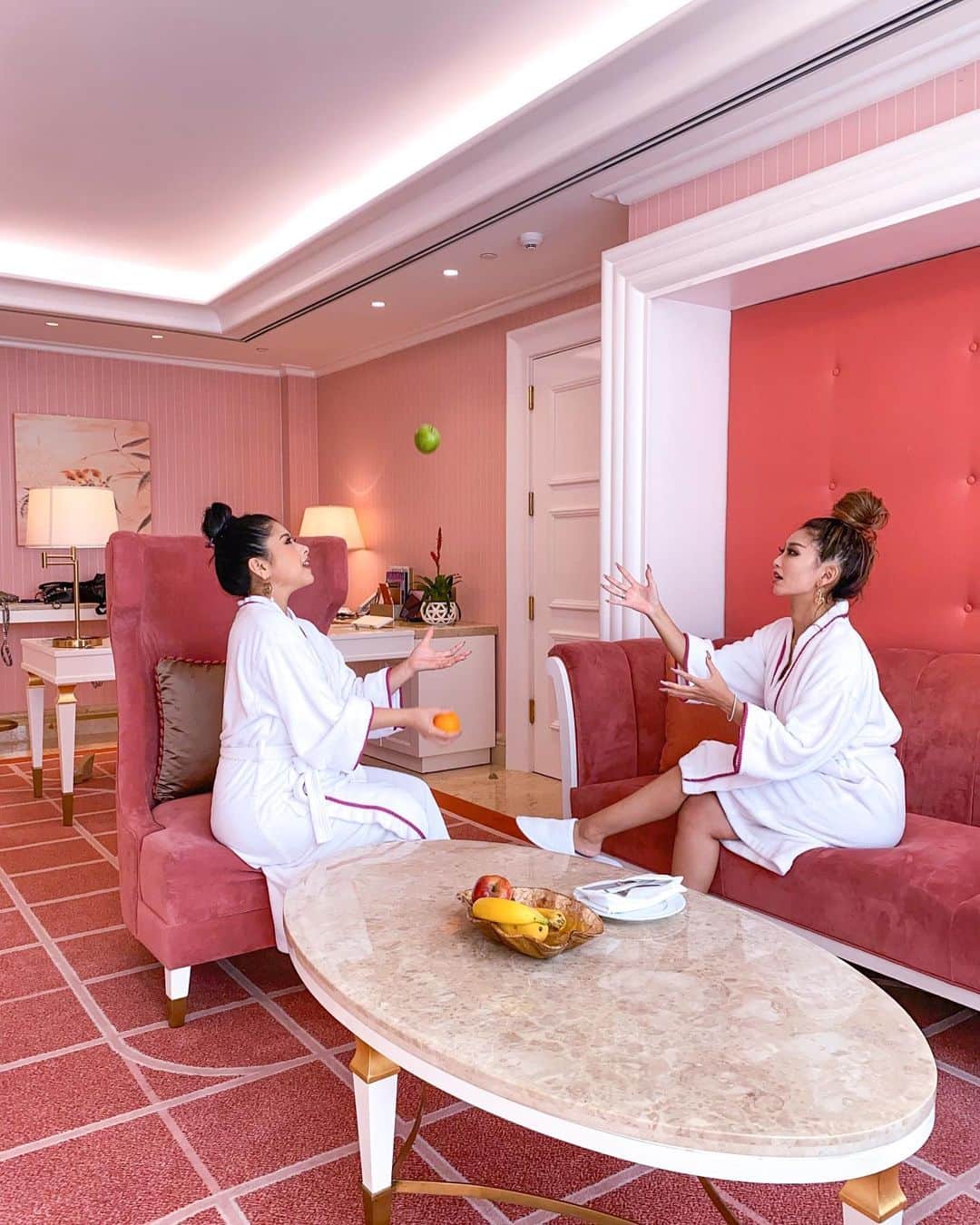 のインスタグラム：「#okadamanila#manila#pinkroom#jrsuite#suiteroom#allpink#photogenic#genic_manila#genicmag#vacay#bathrobe#5starhotel#bff#5ever#genic_philippines#longhair#hairups#女子旅#女旅#オカダマニラ#ピンク#マニラ#バスローブ#フィリピン#여행스타그램」