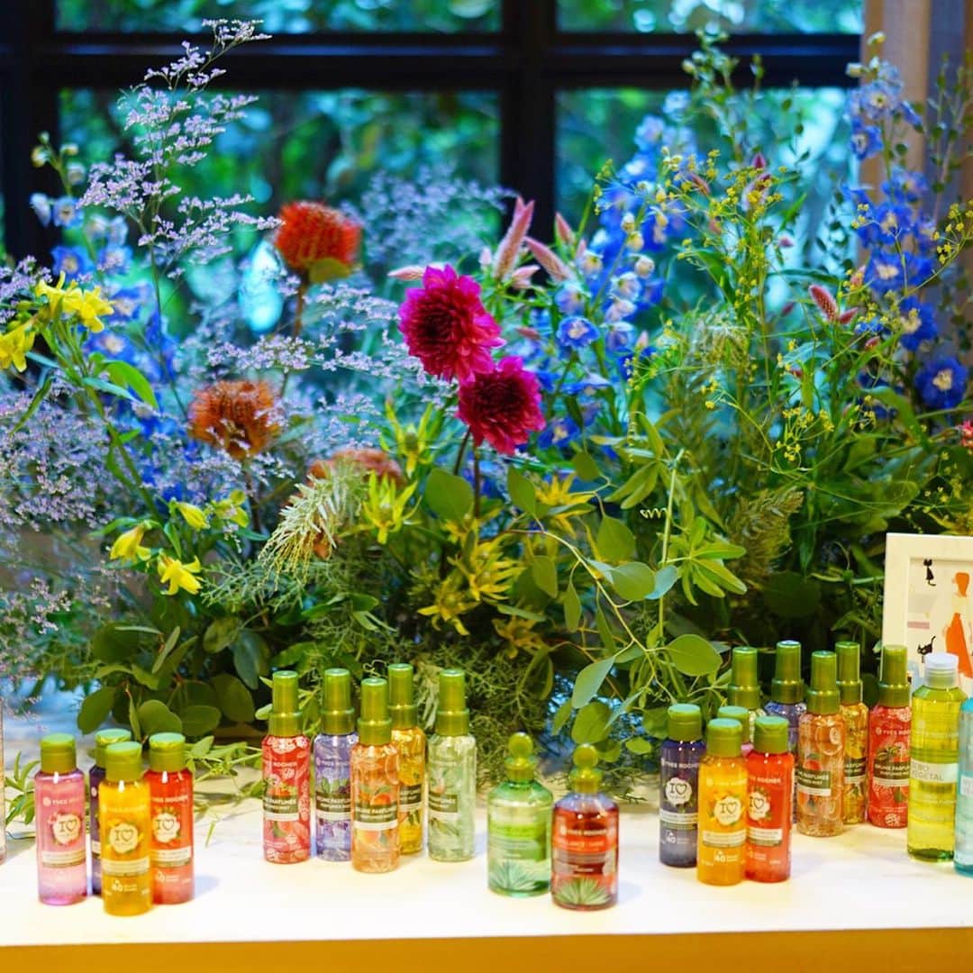 前田有紀さんのインスタグラム写真 - (前田有紀Instagram)「昨日はTRUNK HOTELで開催された、「イヴ・ロシェ」のイベントでguiのお花で装飾をさせていただきました。 イヴ・ロシェさんは、今年11月に日本上陸した、フランスで人気のビューティーケアブランド。ブランドの世界観に寄り添えるように、ブルターニュ地方の風景を思い描きながらお花をご用意しました。 . #guiflower #イベント装飾 #イヴロシェ #美的パーティ　#美的 #cancamparty #yvesrocher #trunkhotel #トランクホテル　 #日本初上陸」10月19日 9時36分 - yukimaeda0117