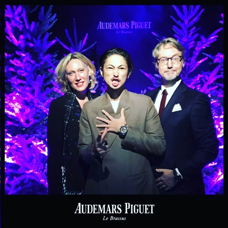 窪塚洋介さんのインスタグラム写真 - (窪塚洋介Instagram)「I was invited to an exhibition @AudemarsPiguet at Roppongi Midtown last night.  I was so impressed to be there by their passion and pride for work.  I was surprised and happy because everyone (from the president to the staffs) is so kind and warm.  I must visit Geneva someday.  Thank you for a wonderful night.  #beyondwatchmaking #APxArt #AudemarsPiguet」10月19日 9時43分 - yosuke_kubozuka