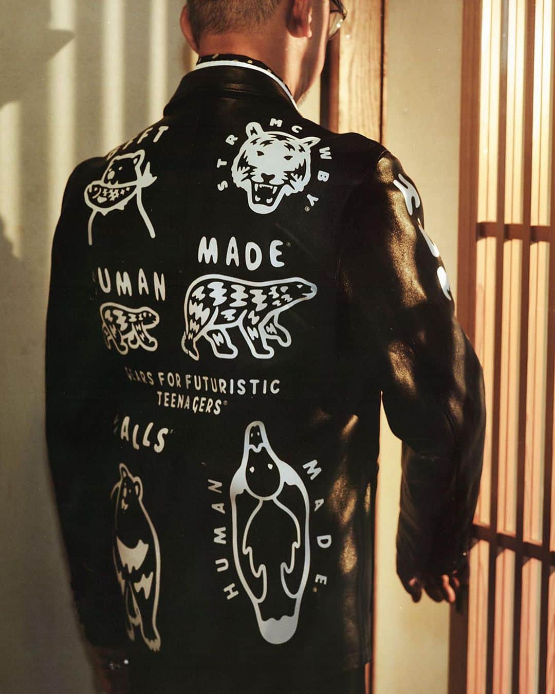 のインスタグラム：「@hypebeaststyle : UNITED ARROWS 創業30周年を祝して HUMAN MADE for UA & SONS による渾身のレザージャケットが登場。HUMAN MADE を象徴するグラフィックが勢揃いするスペシャルな1着⁠⠀ ▶︎詳細はプロフィールリンクから⁠⠀ Photos: UNITED ARROWS」
